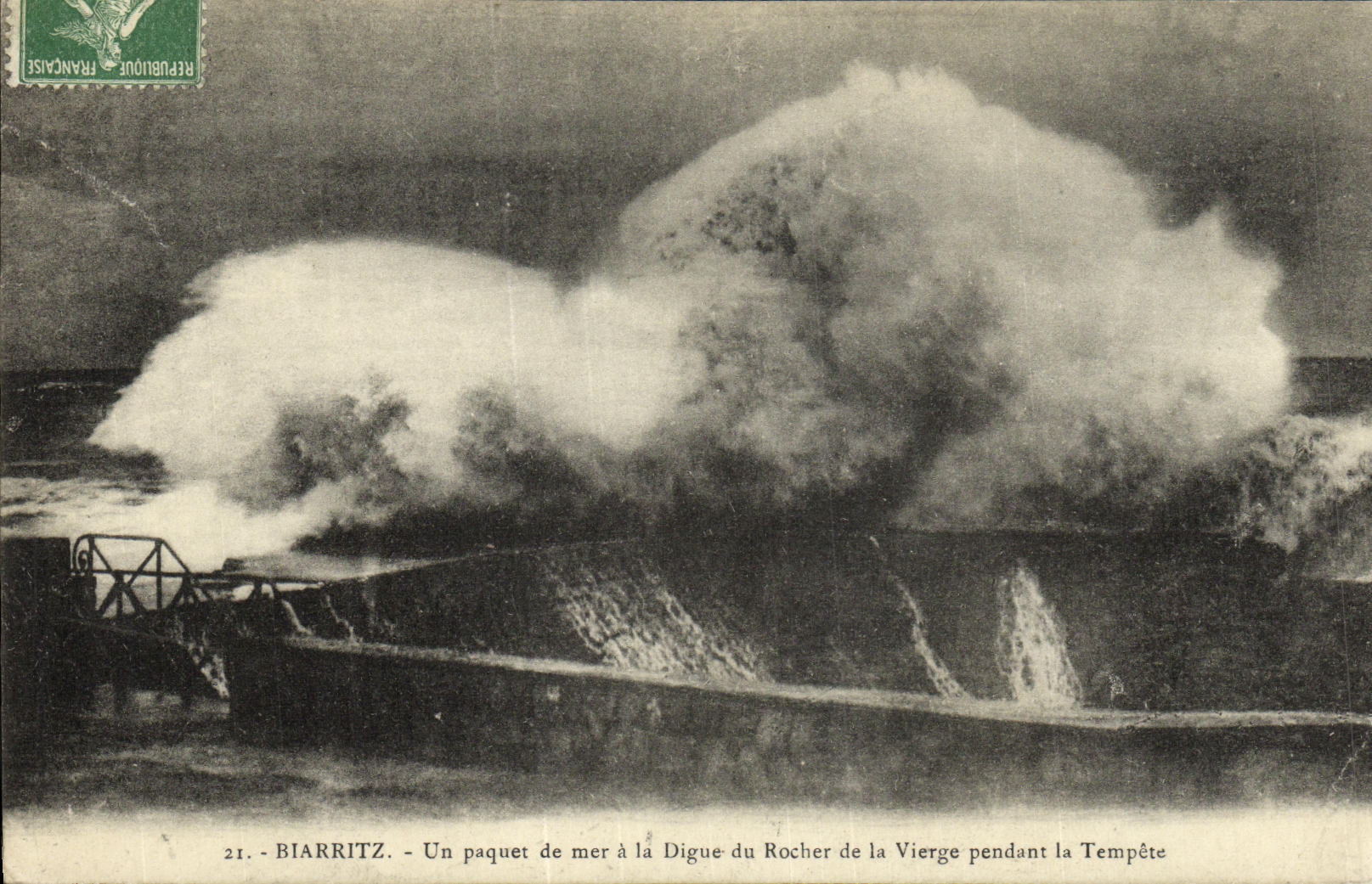Biarritz - Un paquet de mer à la Digue du Rocher de la Vierge pendant la Tempête — Eng. Pacani, édit.-phot. Biarritz, n°21