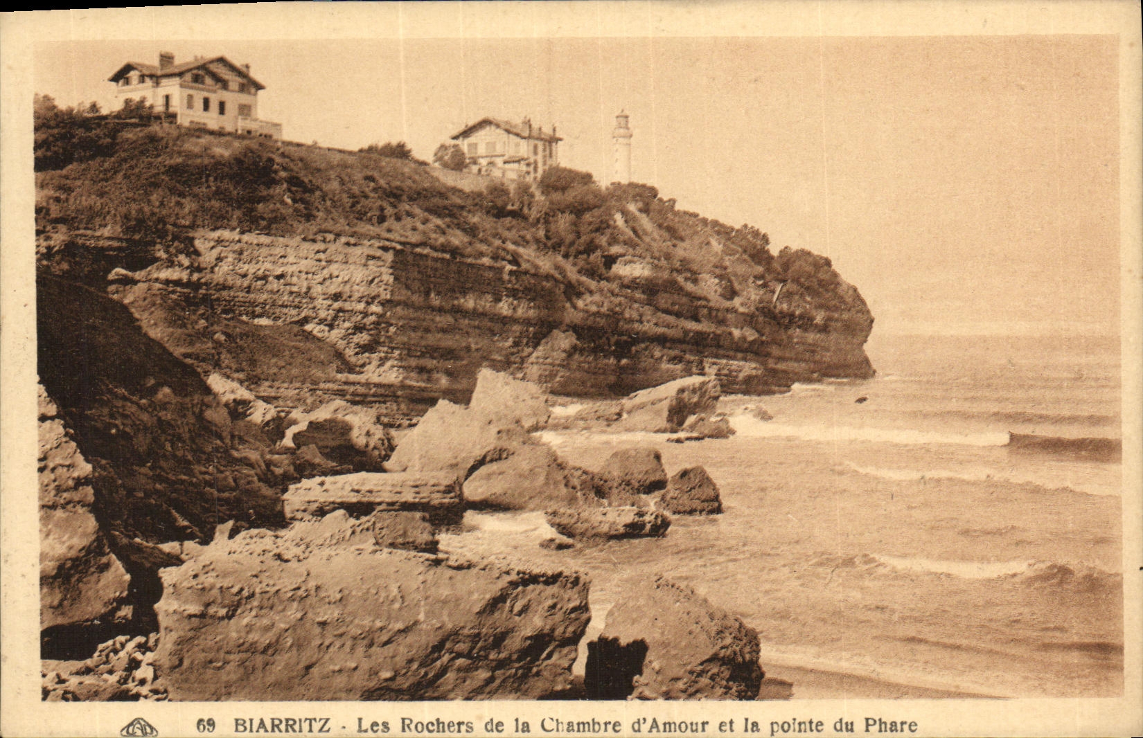 CPA Biarritz Les Rochers de la Chambre d Amour et la Pointe du Phare