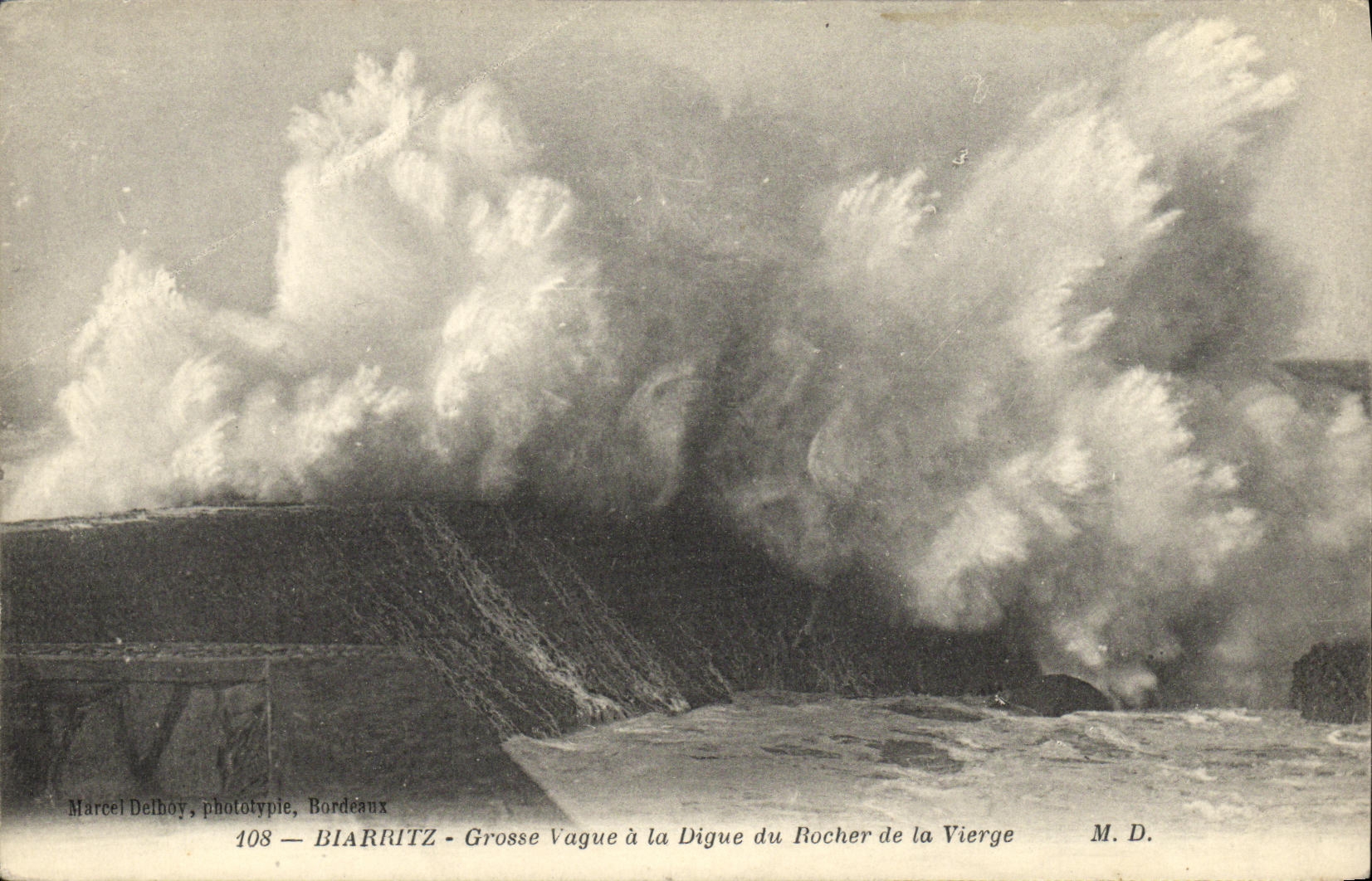CPA Biarritz Grosse Vague a la Digue du Rocher de la Vierge