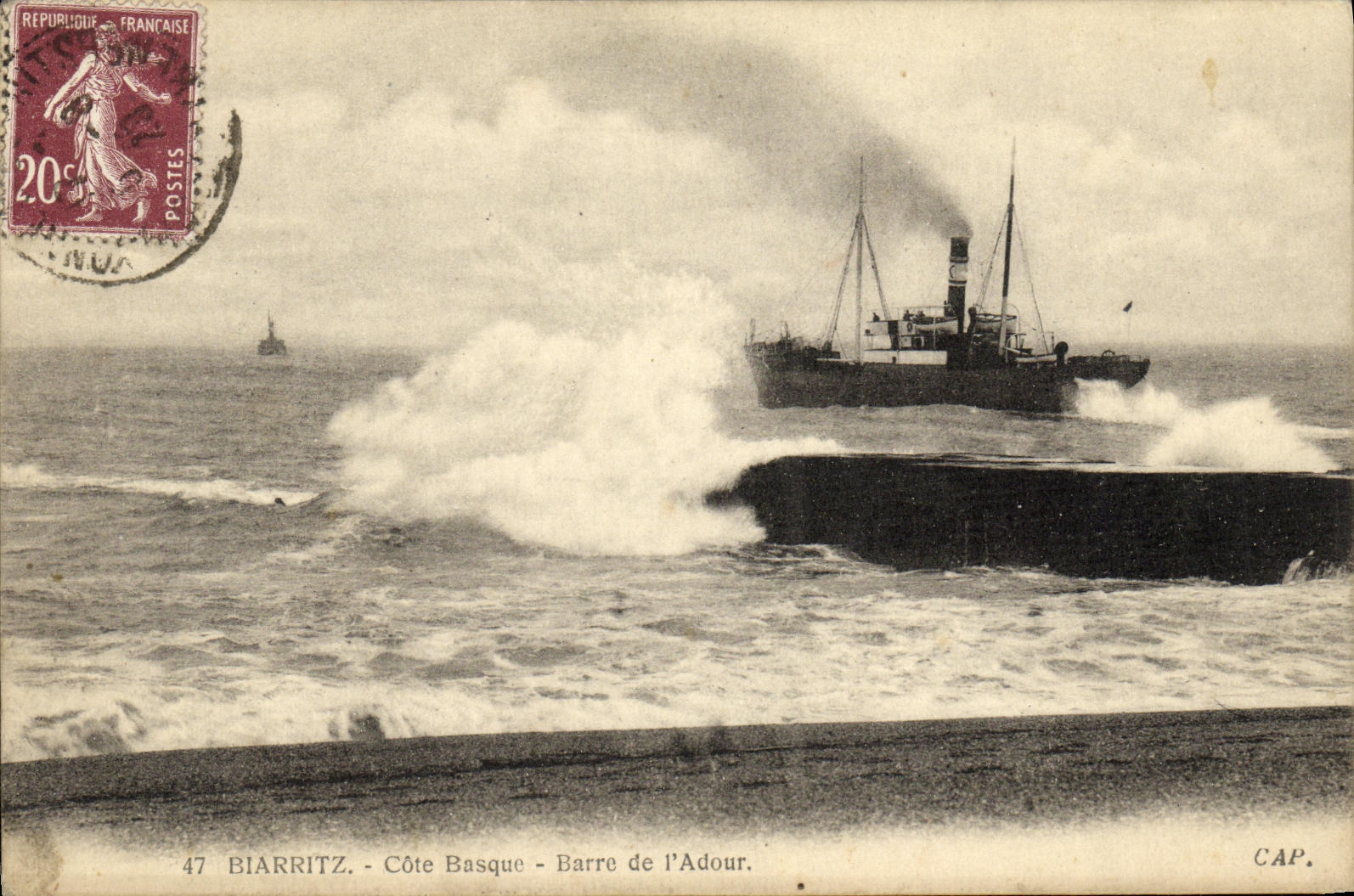 CPA Biarritz Cote Basque Barre de l Adour Bateau