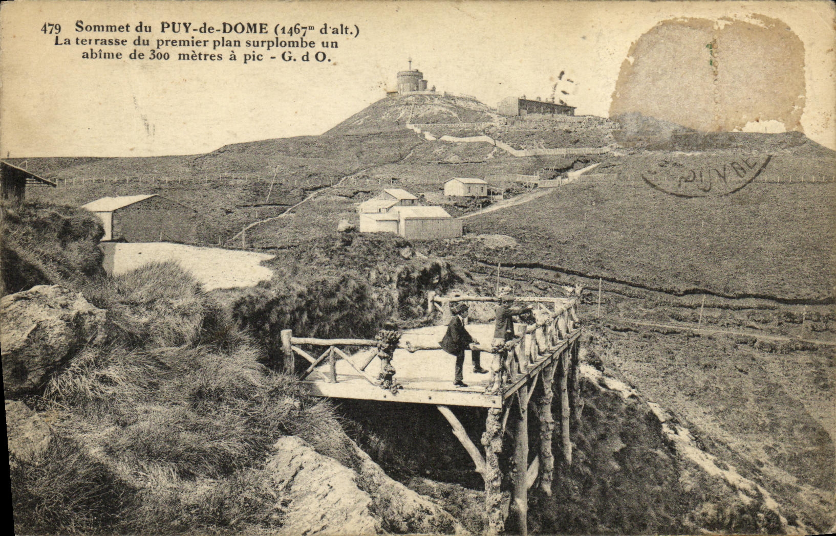 Sommet du PUY-de-DOME (1467m d'alt.) — terrasse du premier plan surplombant un abîme de 300 mètres à pic — G. d'O. — éditeur G. Diderot, n° 479