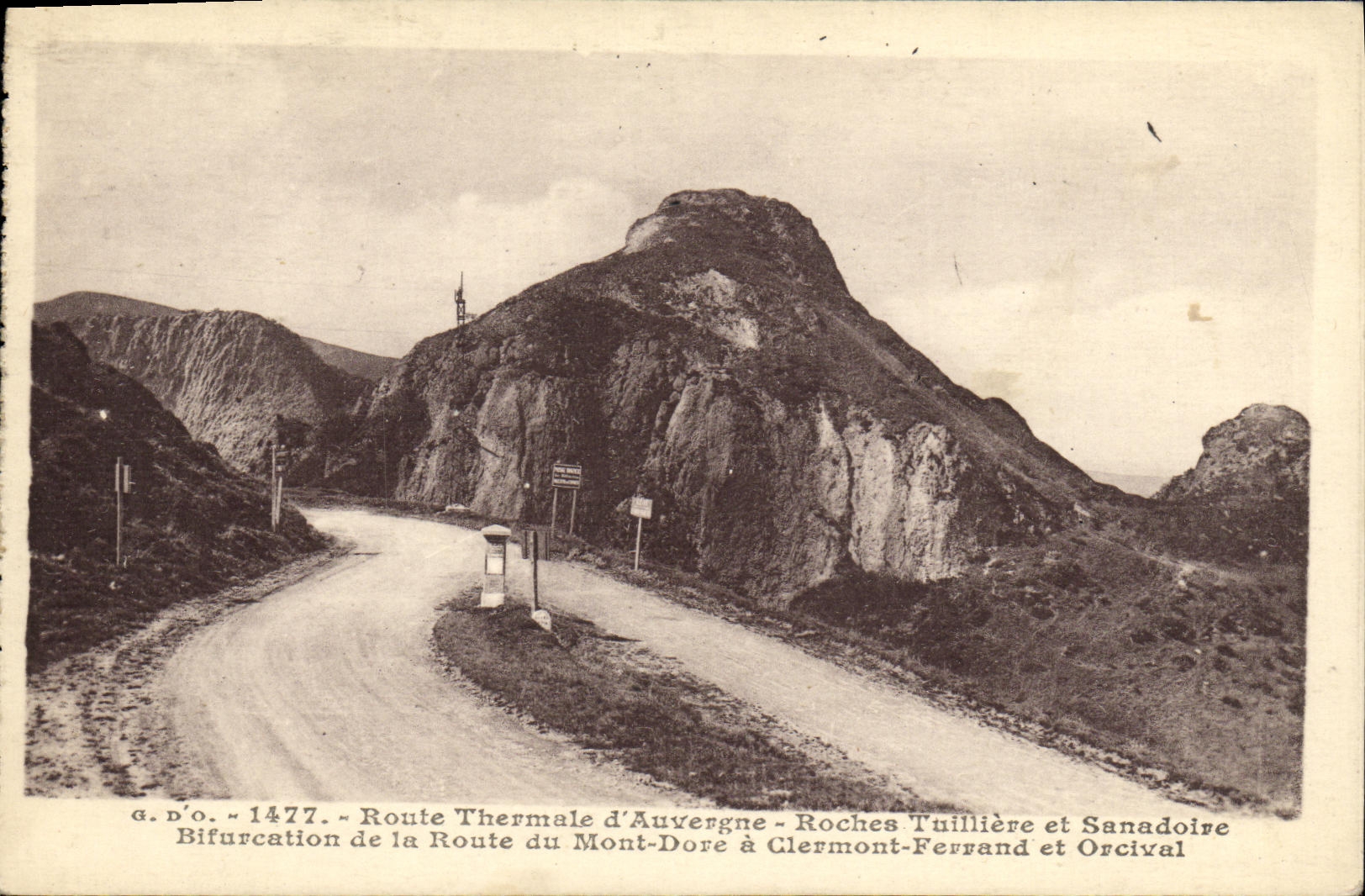 CPA Route Thermale d Auvergne Roches Tuilliere et Sanadoire Bifurcation de la Route Du Mont Dore A Clermont Ferrand 