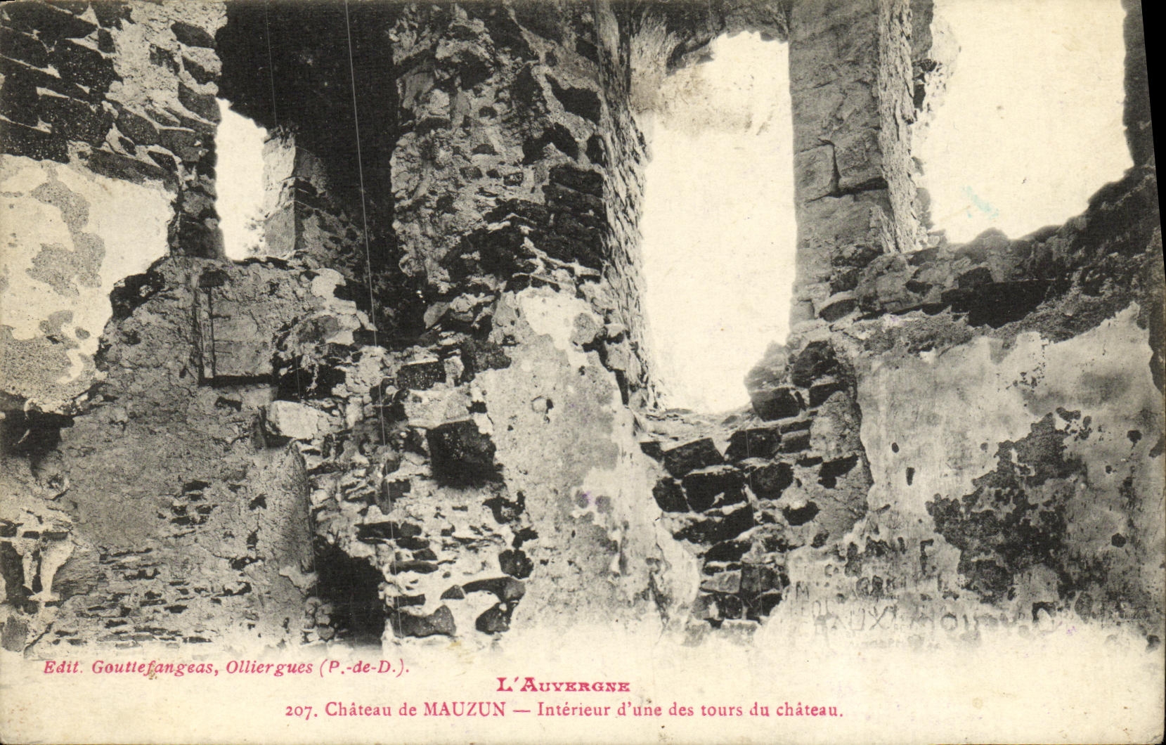 Château de MAUZUN — Intérieur d'une des tours du château — Edit. Gouttefangeas, Olliergues (P.-de-D.)