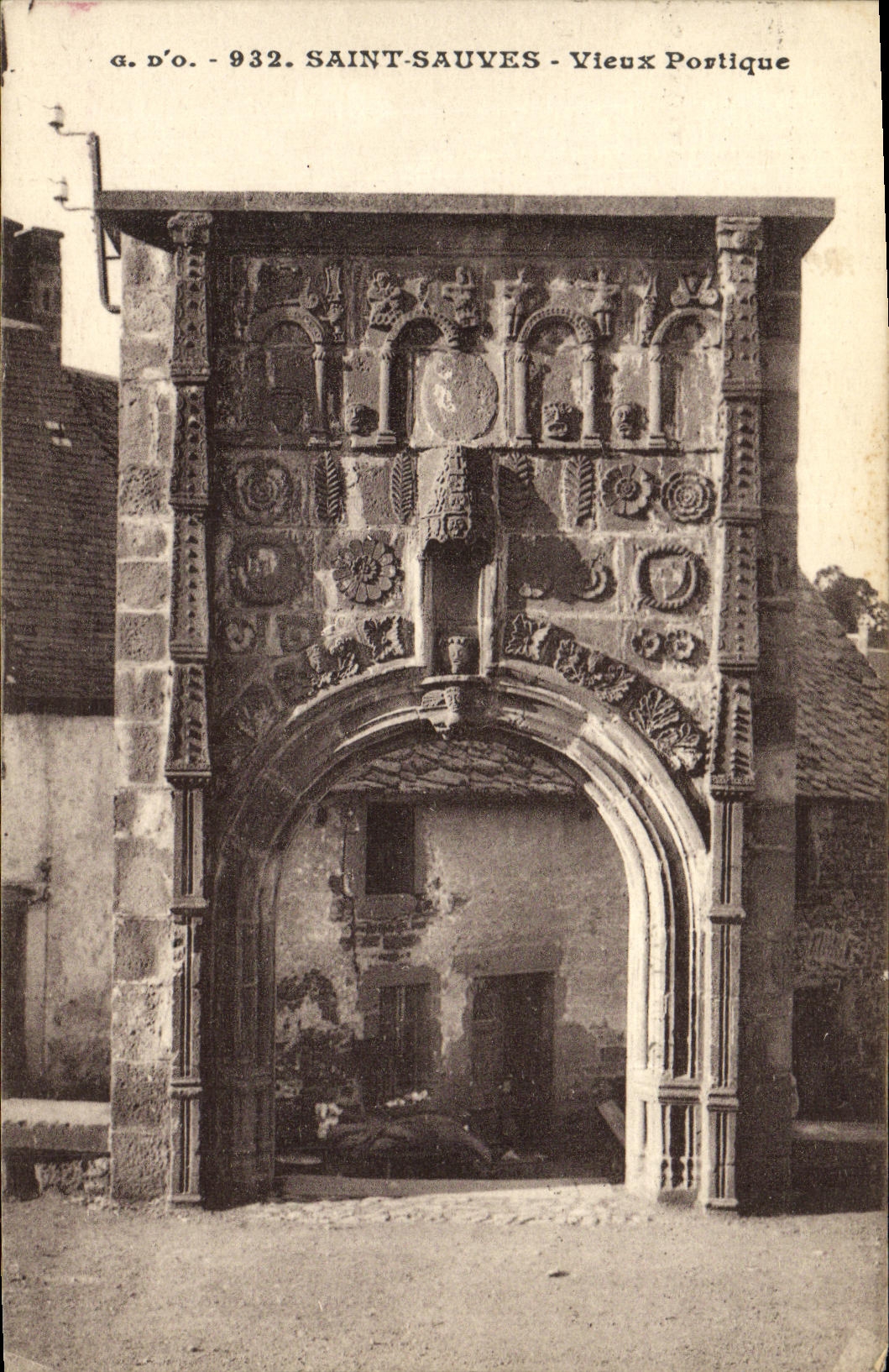CPA Saint Sauves Vieux Portique