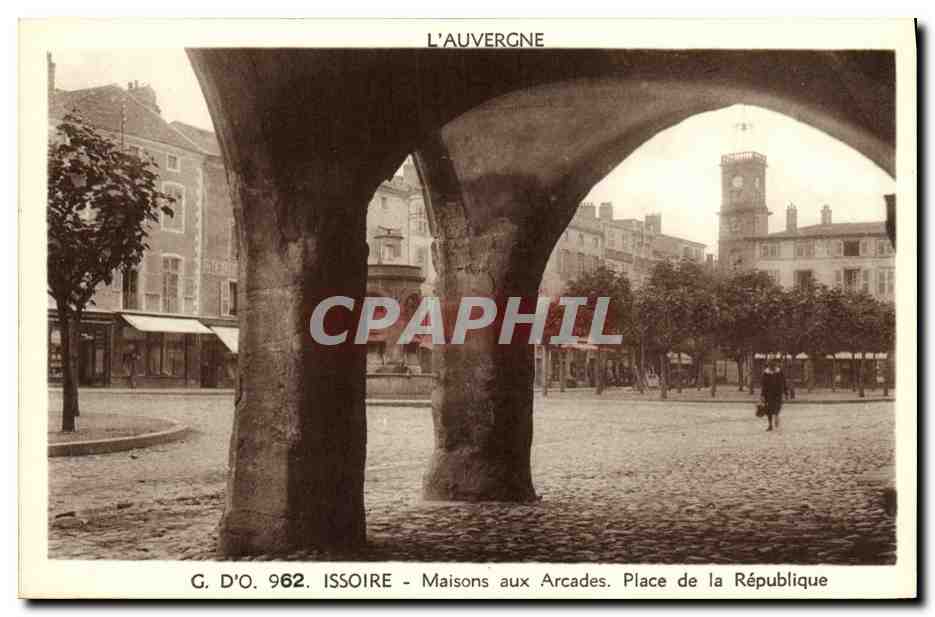 CPA Issoire Maisons Aux Arcades Place de la Republique