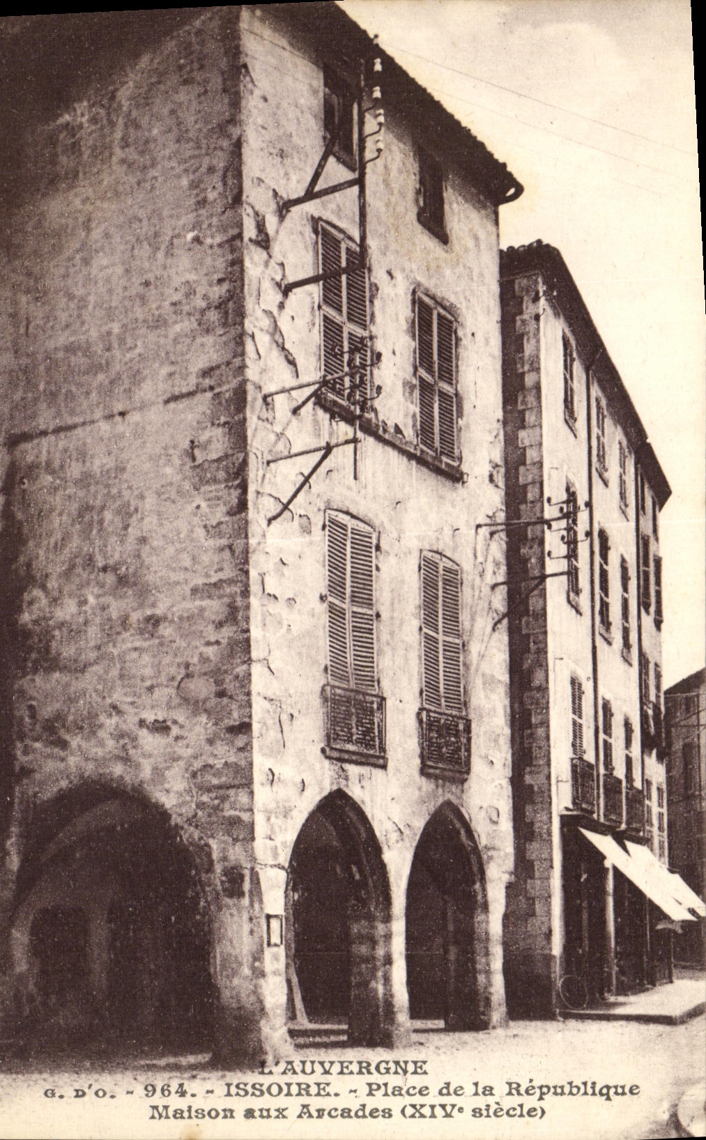 Issoire - Maison aux Arcades (XIVe siècle) — Place de la République — J. Contrefangs (P.-de-D.)