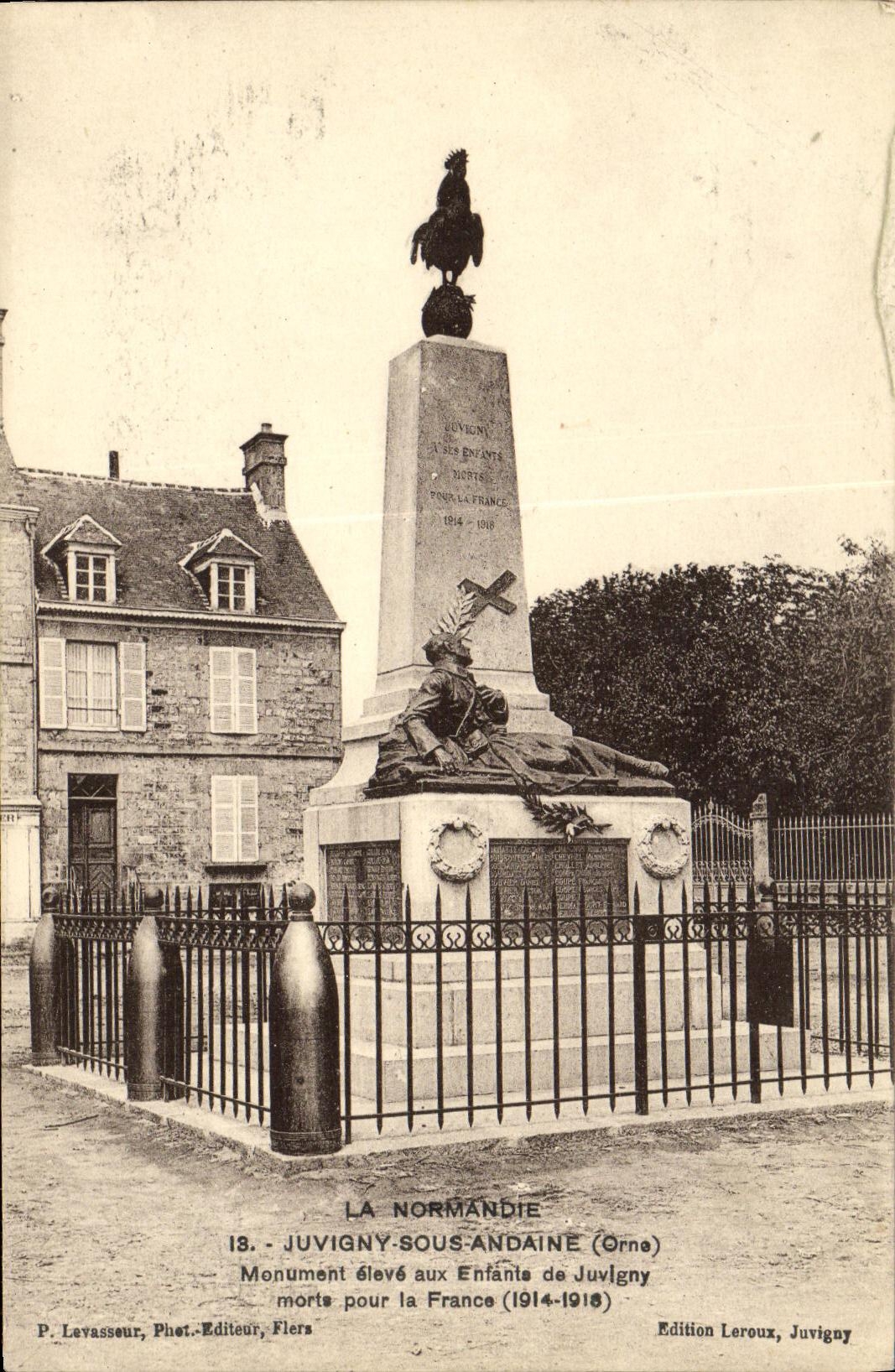 CPA Juvigny Sous Andaine Monument Eleve aux enfants de Juvigny morts poiur la France Militaria