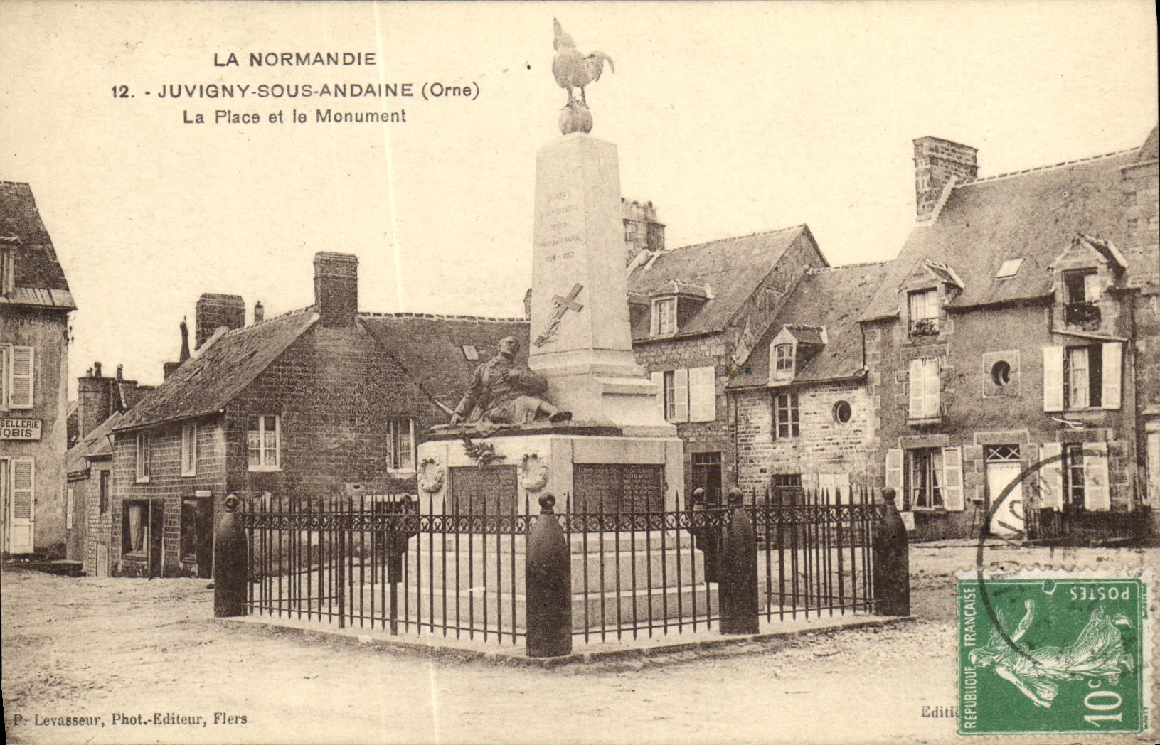 CPA Juvigny Sous Andaine La Place et Le Monument Coq Militaria