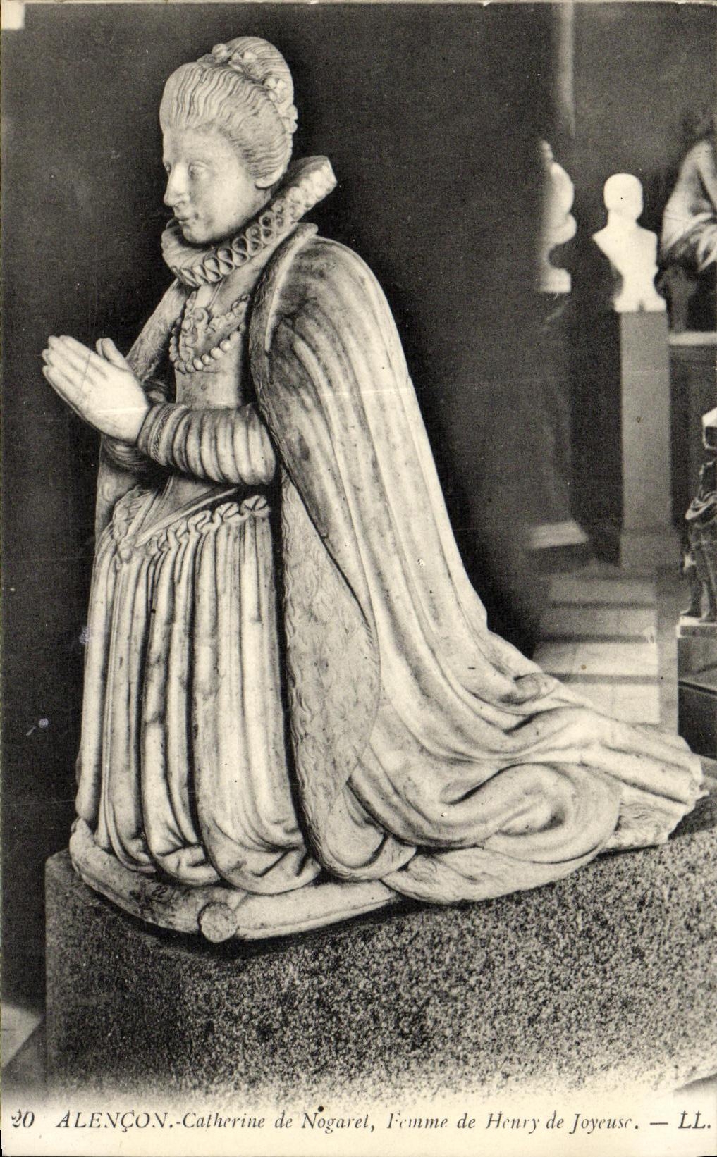 CPA Alencon Cathedrale de Nogaret Femme de Henry de Joyeuse
