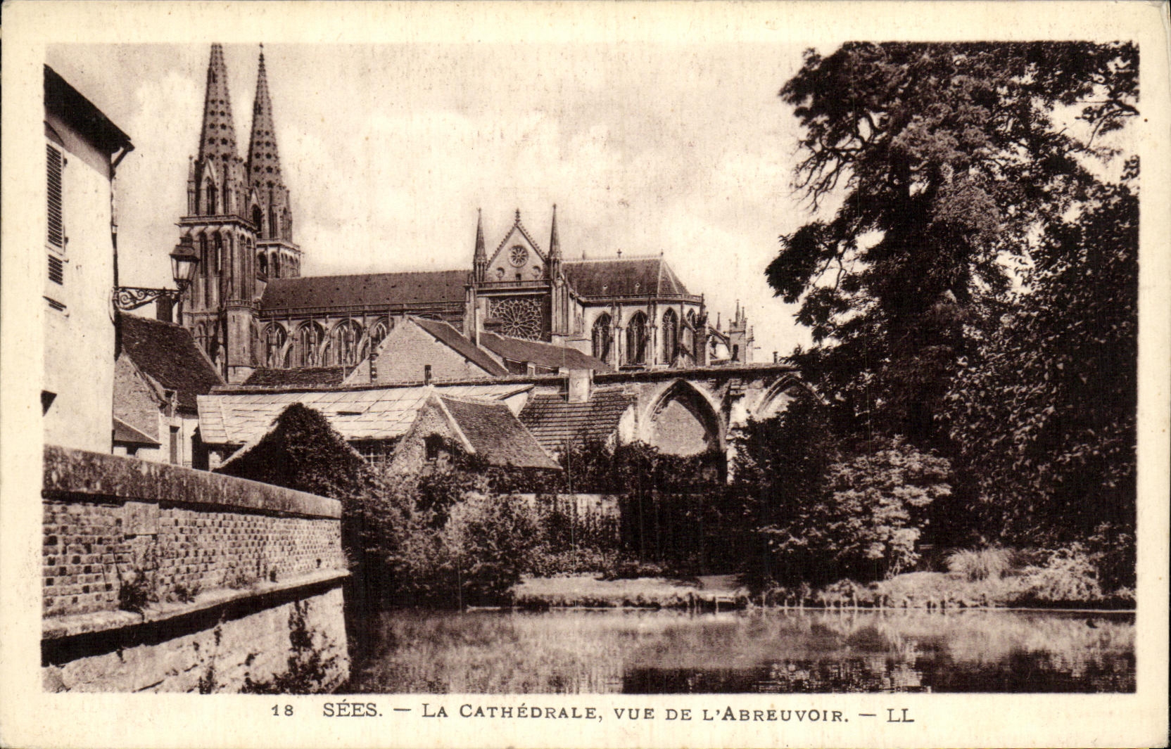 CPA Sees La Cathedrale Vue De L Abreuvoir