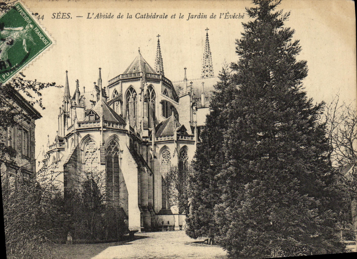 CPA Sees L Abside De La Cathedrale et Le Jardin De L Eveche 
