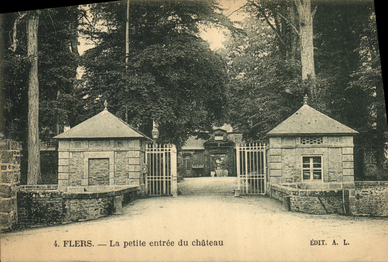 CPA Flers La Petie Entree Du Chateau 
