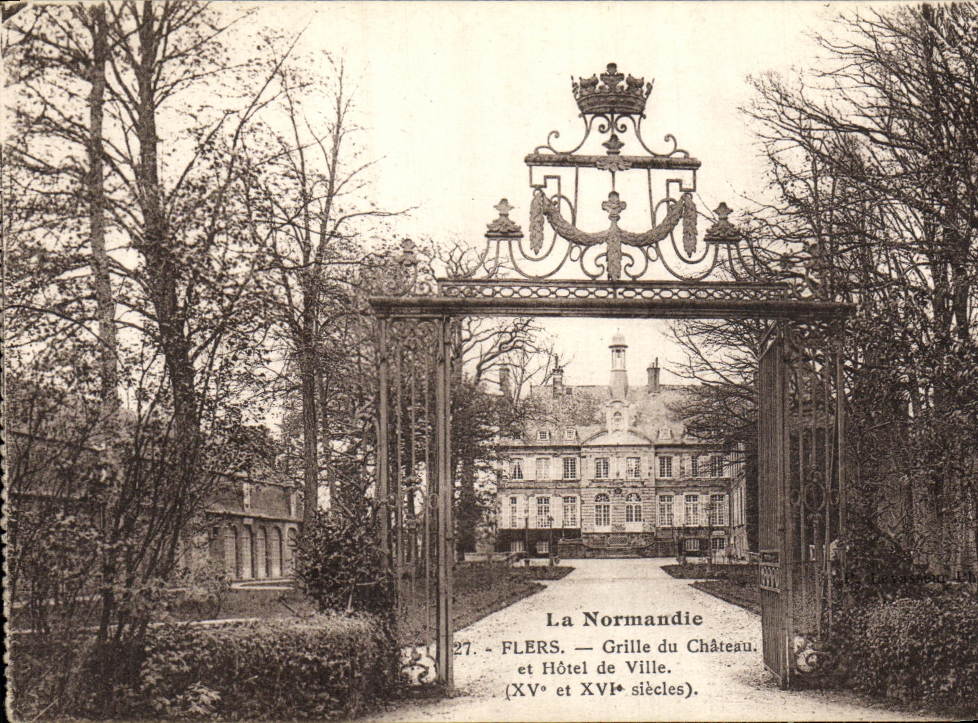 CPA Flers Grille du Chateau et Hotel de Ville 
