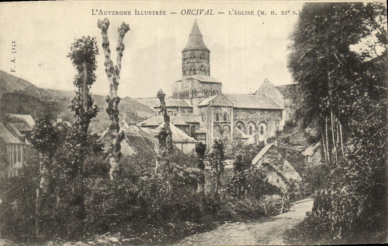 CPA L Auvergne Orcival L Eglise 