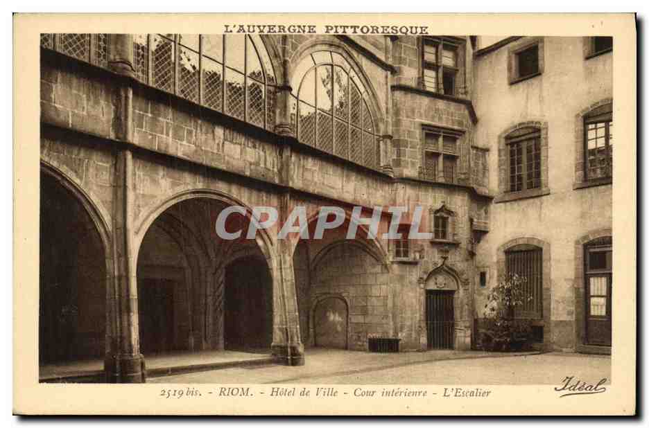 CPA Riom Hotel De Ville Cour Interieure L Escalier 