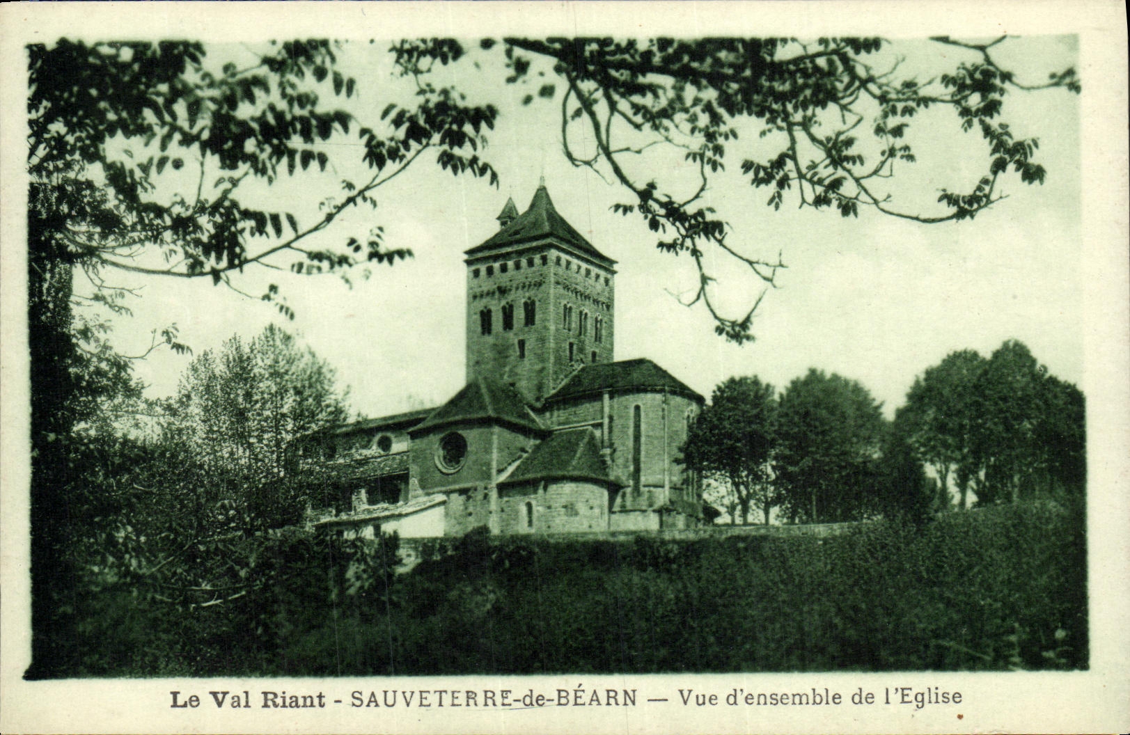 Le Val Riant - SAUVETERRE-de-BÉARN — Vue d'ensemble de l'Église