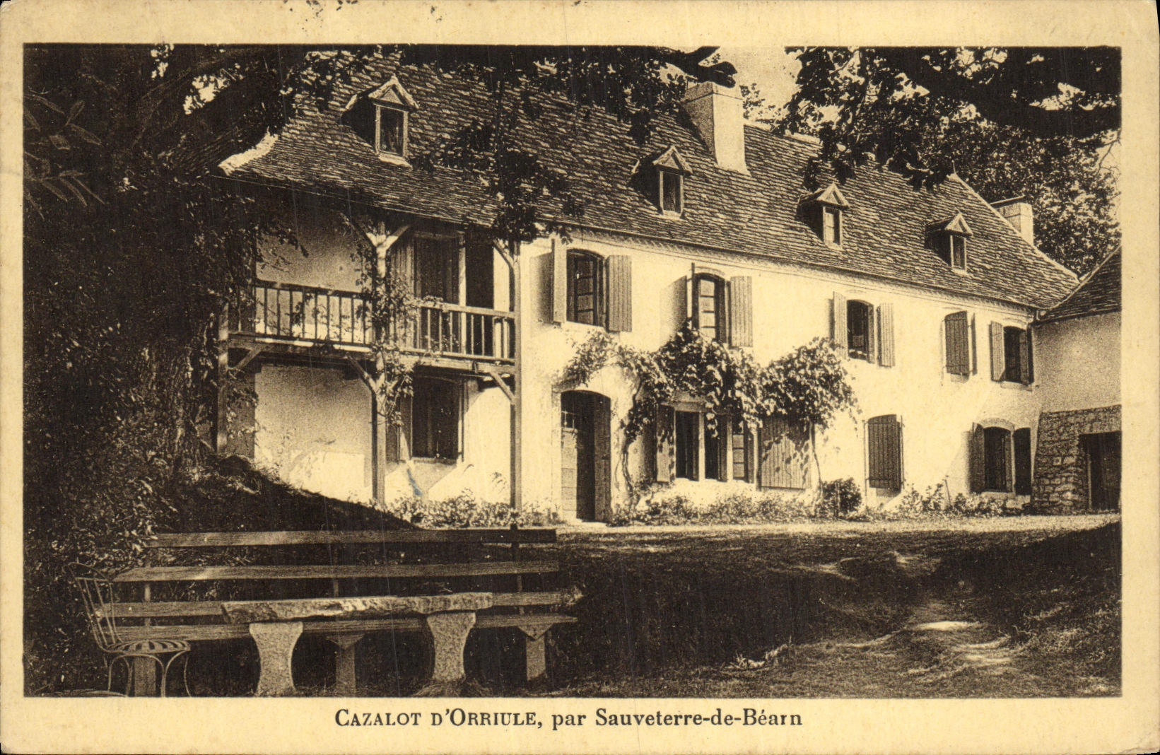 Cazalot d'Orriule — maison avec balcon et vigne — par Sauveterre-de-Béarn
