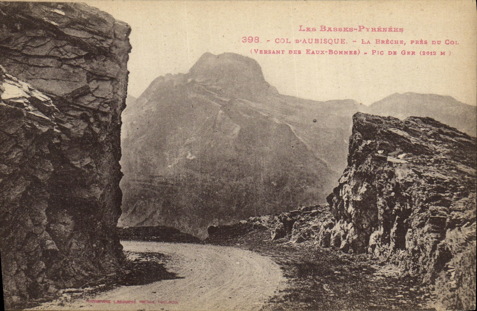 Les Basses-Pyrénées - Col d'Aubisque - La Brèche près du col (versant des Eaux-Bonnes) - Pic de Ger (2612 m)
