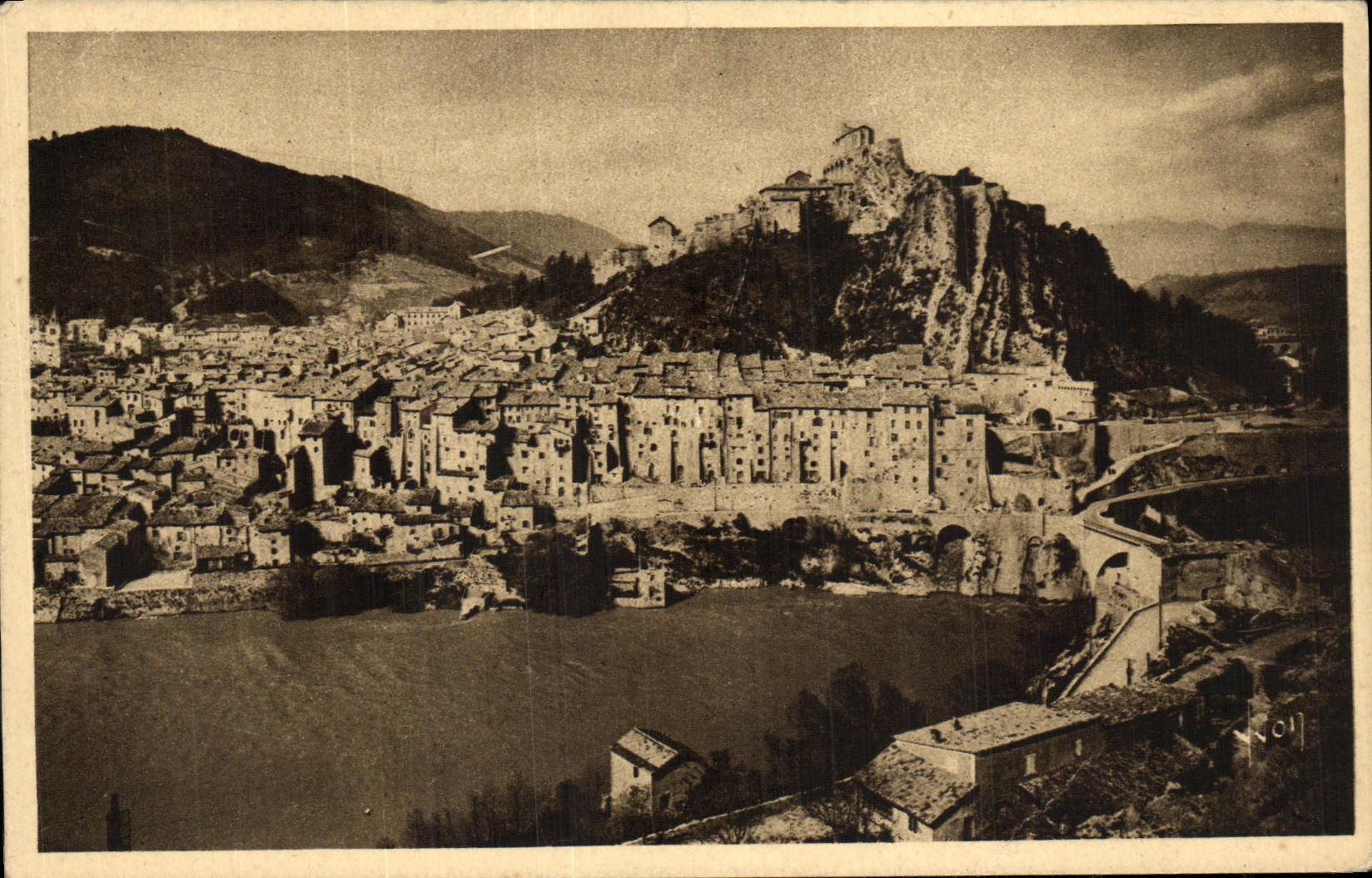 CPA Sisteron La Durance La Ville et La Citadelle 