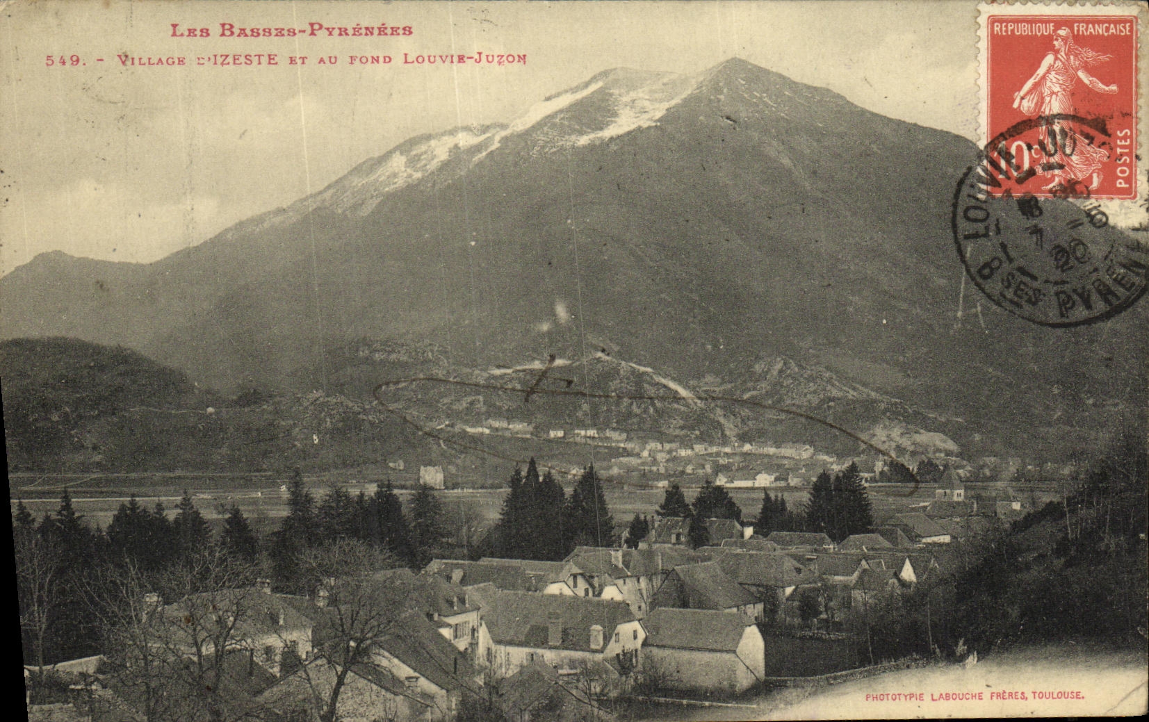 Village d'Izeste et au fond Louvie-Juzon — Les Basses-Pyrénées — Phototypie Labouche Frères, Toulouse, n° 549