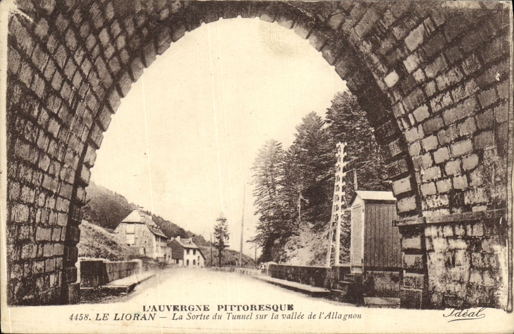 CPA Le Lioran La Sortie Du Tunnel Sur La Vallee de L Allagnon 