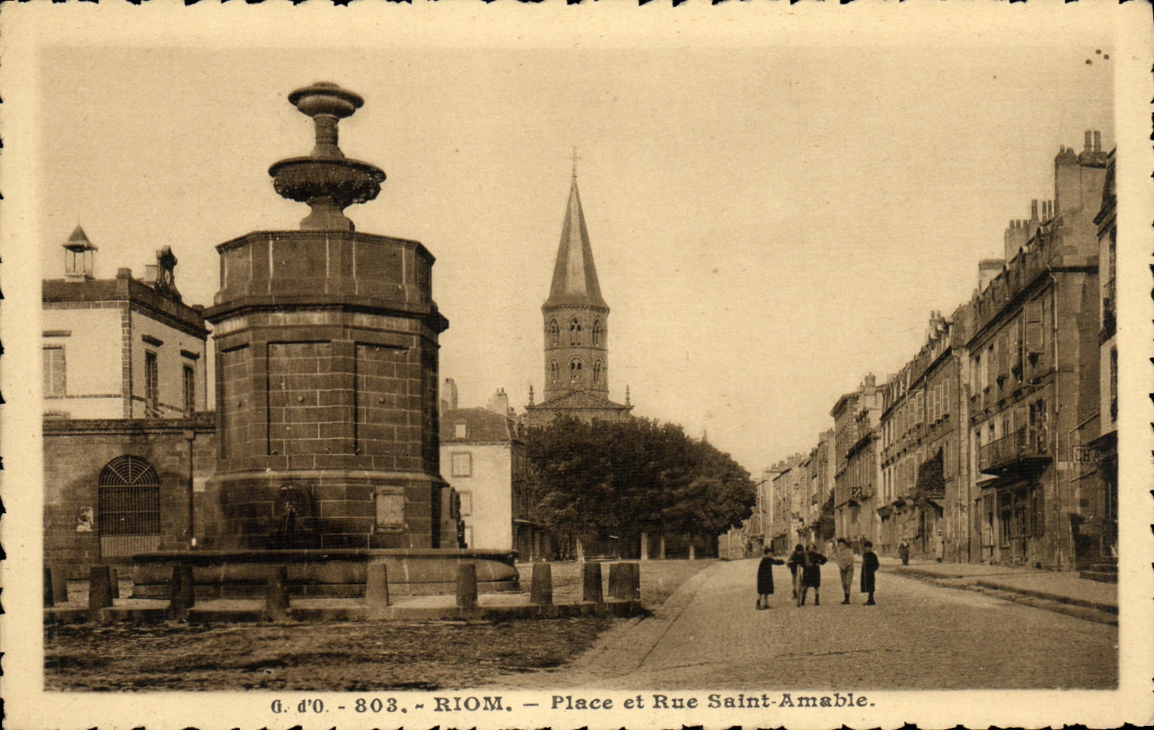 CPA Riom Place Et Rue Saint Amable