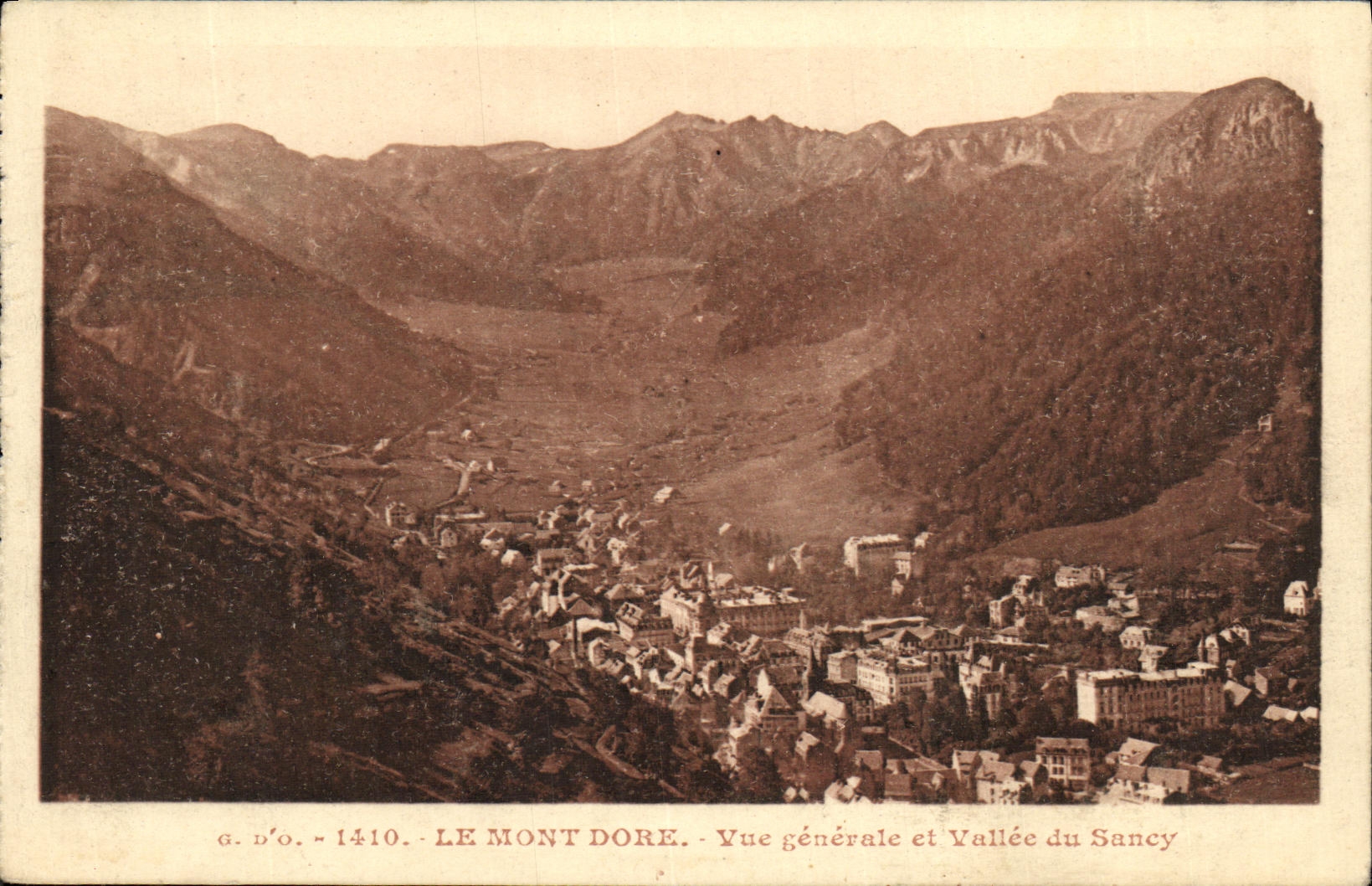 CPA Le Mont Dore Vue Generale Et Vallee du Sancy 