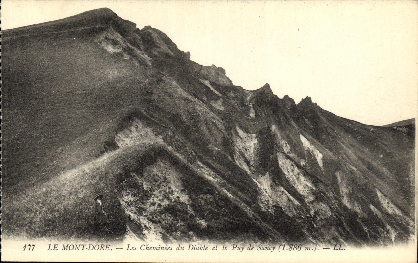 CPA Le Mont Dore Les Cheminees du Diable et Le Puy de Sancy 