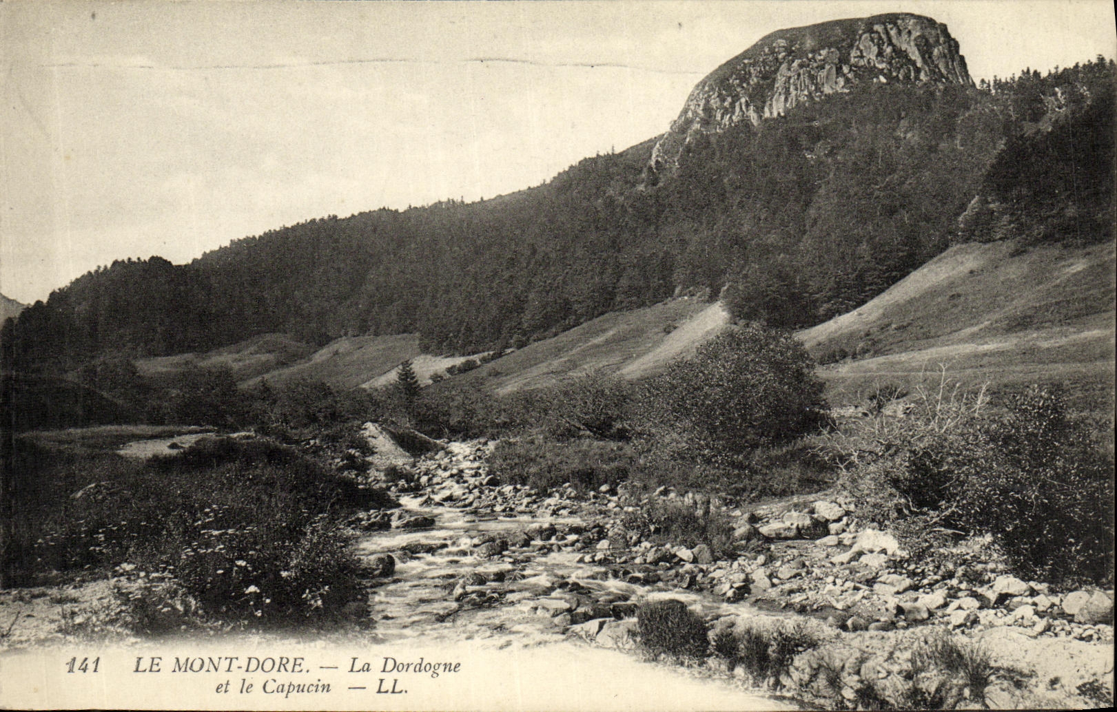 CPA Le Mont Dore La Dordogne et Le Capucin 