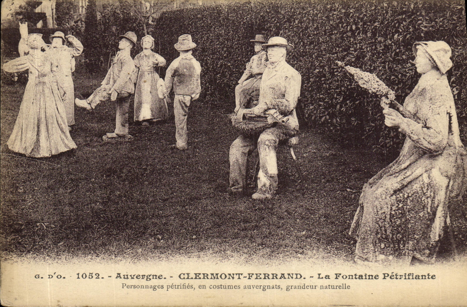 CPA Clermont Ferrand La Fontaine Petrifiante Personnages petrifies