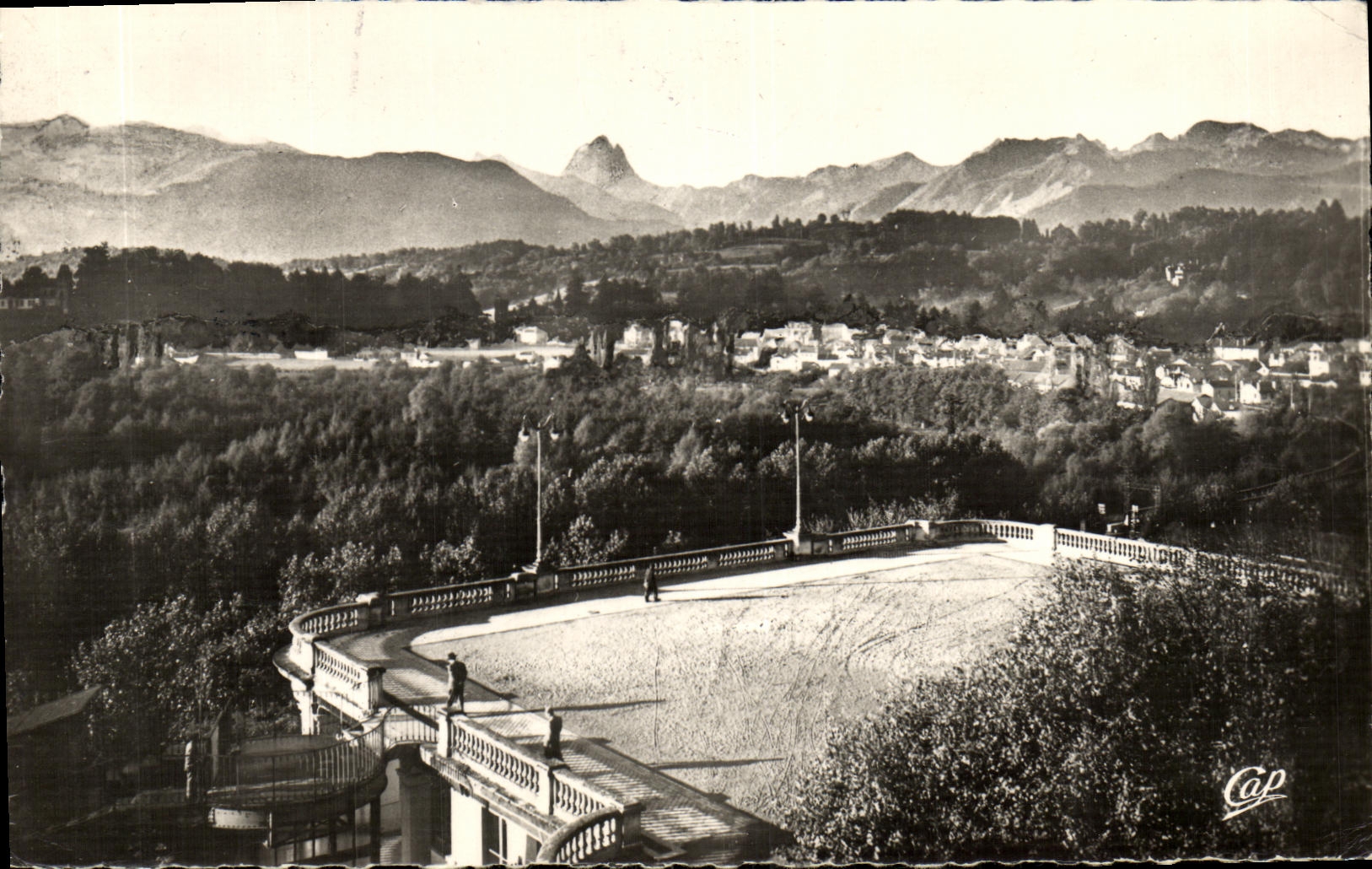 Vue de Bagnères-de-Bigorre — Chaîne des Pyrénées — éditeur Cap
