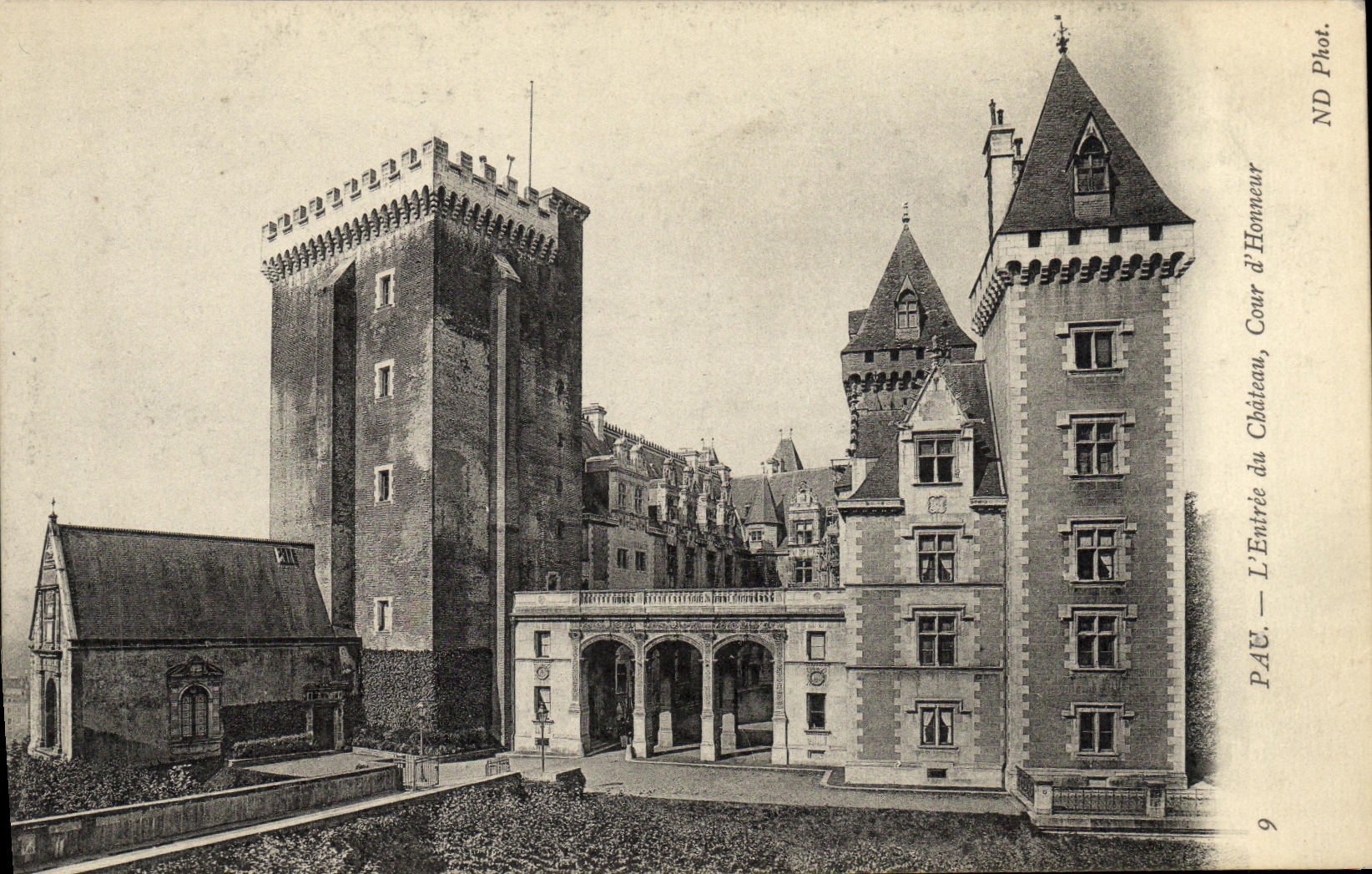 Pau — L'Entrée du Château, Cour d'Honneur — ND Phot. n°9
