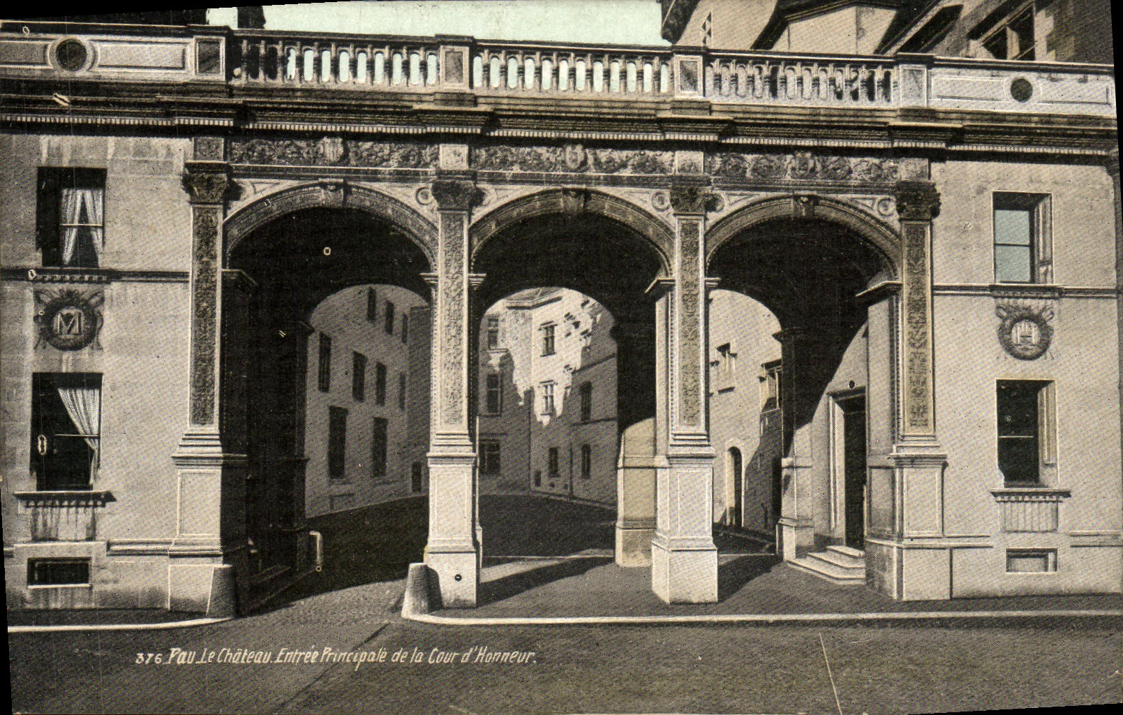 Pau Le Château Entrée Principale de la Cour d'Honneur — CPA n°376