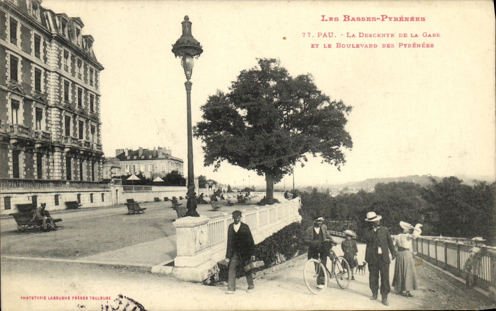 CPA Pau La Descente De La Gare Et Le Boulevard Des Pyrenees 