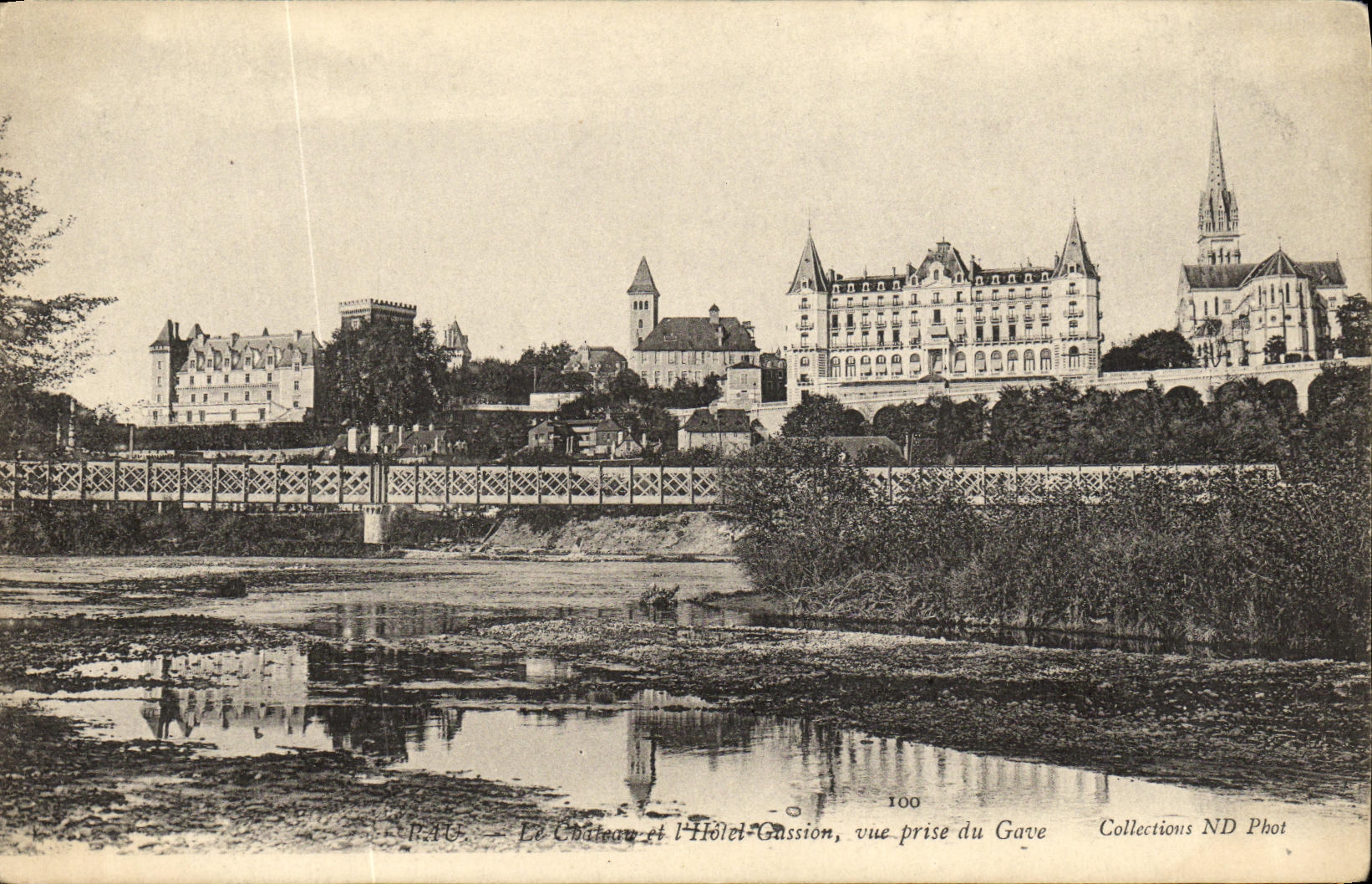 CPA Chateau de Pau et l hotel Gassion Vue prise du Gave