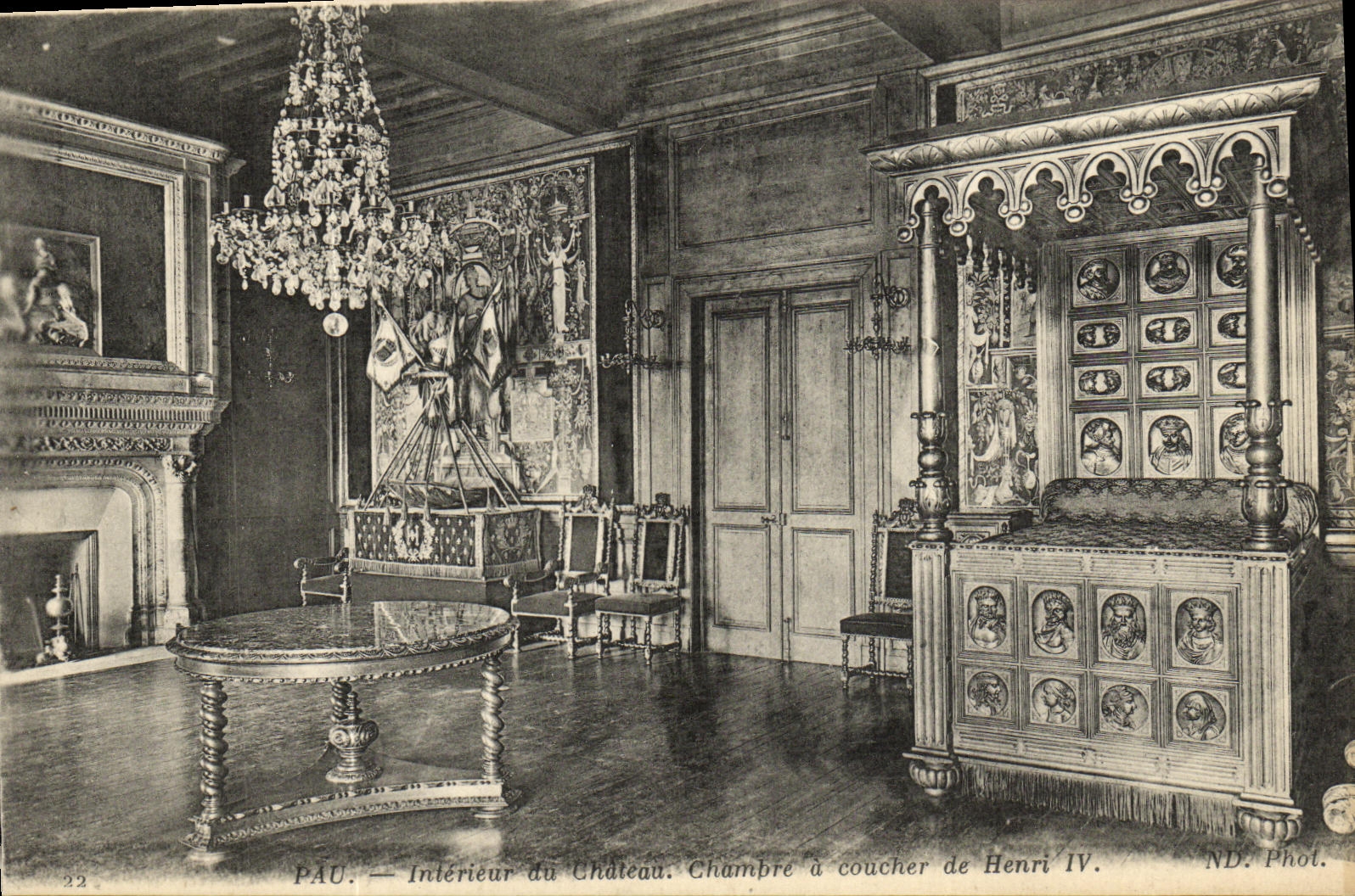 Pau — Intérieur du Château. Chambre à coucher de Henri IV. — ND. Phot.