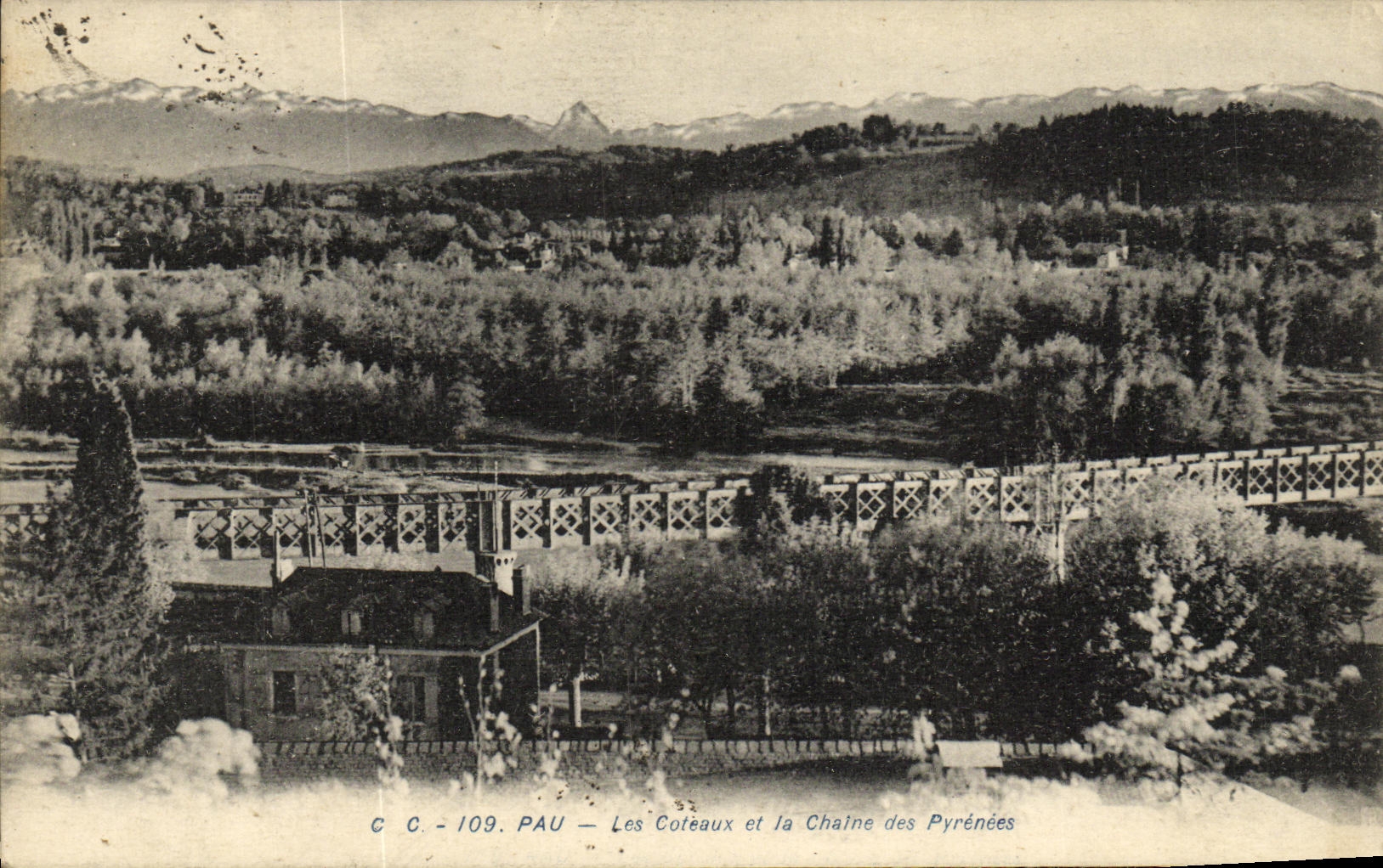 CPA Pau Les Coteaux et La Chaine des Pyrenees 