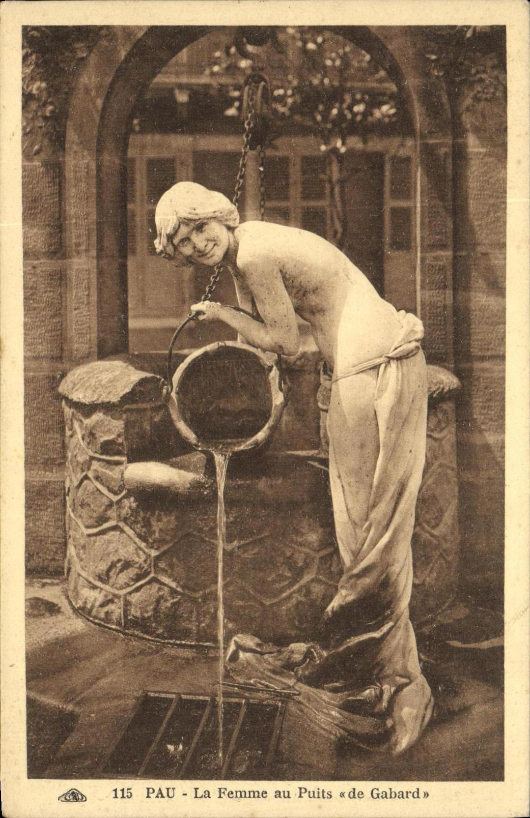 CPA Pau La Femme Au Puits De Gabard 