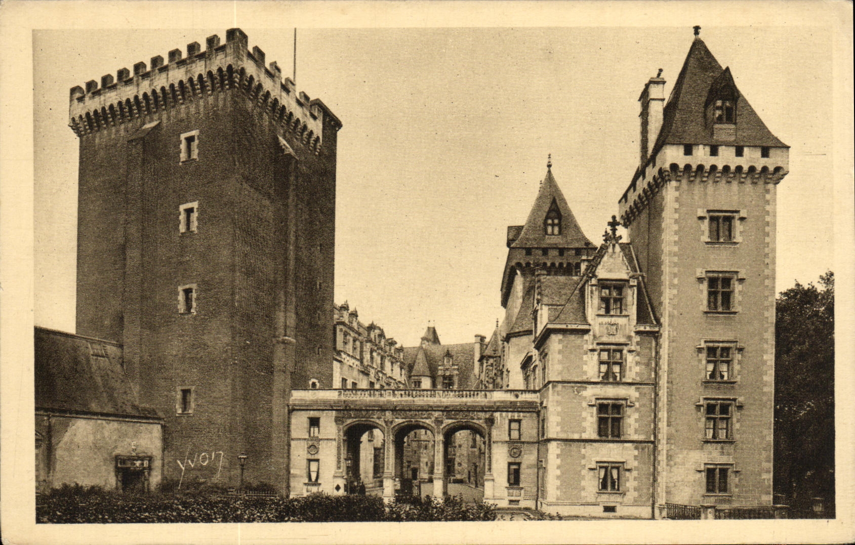CPA Pau Le Donjon et L entree de Chateau 