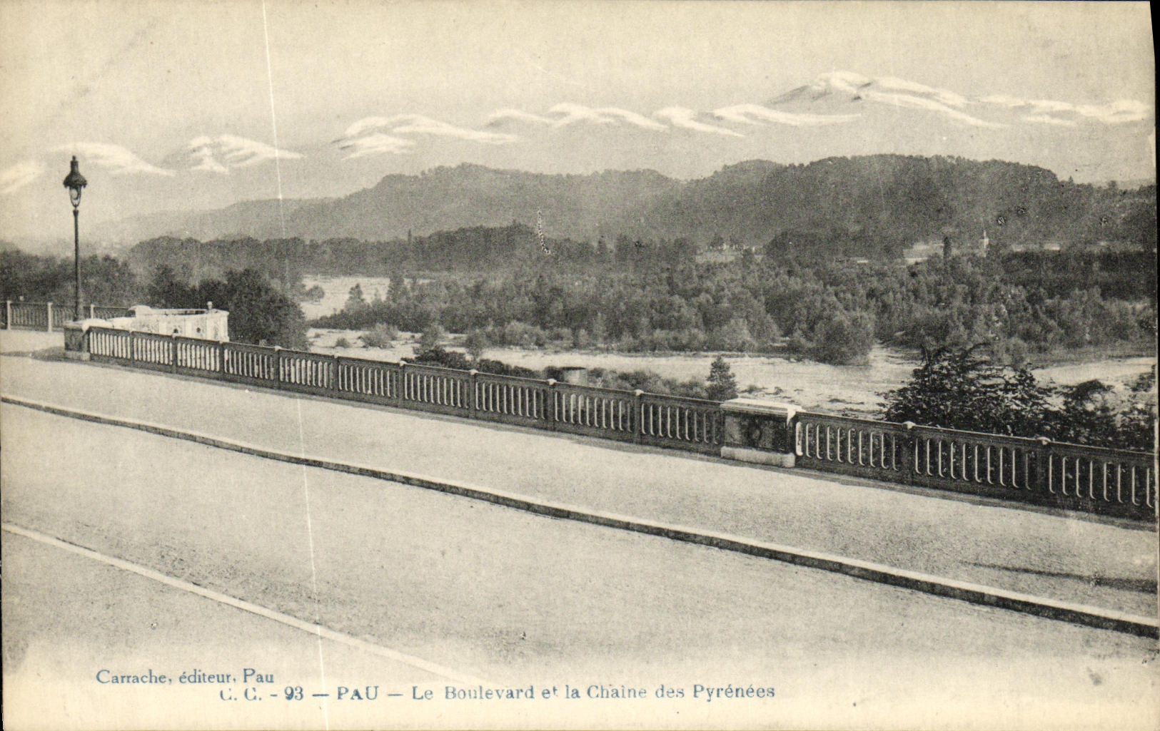 CPA Pau Le Boulevard Et La Chaine des Pyrenees 