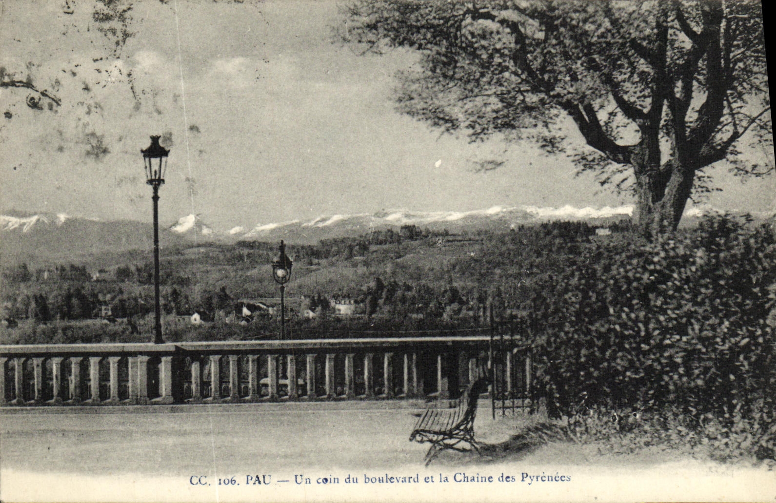 CPA Pau Un Coin du Boulevard Et Le Chaine Des Pyrenees 