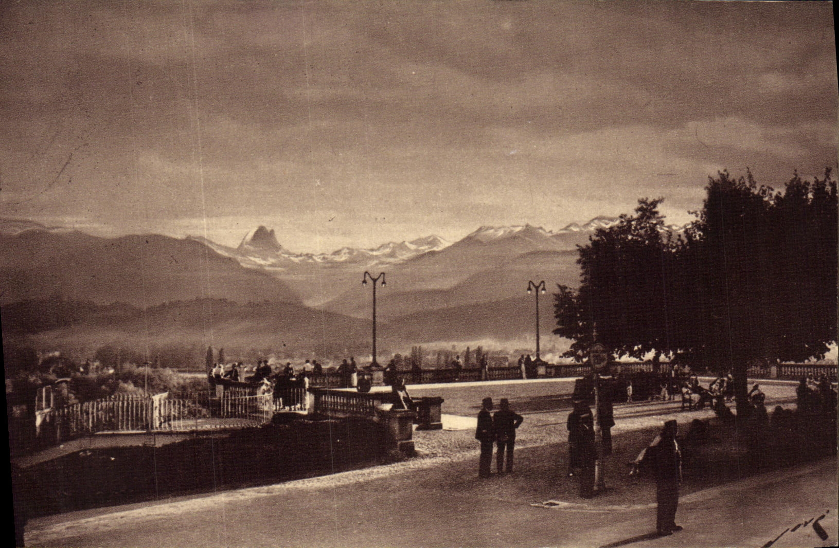 La Terrasse, la Chaîne des Pyrénées et le Pic du Midi d'Ossau — Éditions Jové, Pau (B.P.) — N° 21