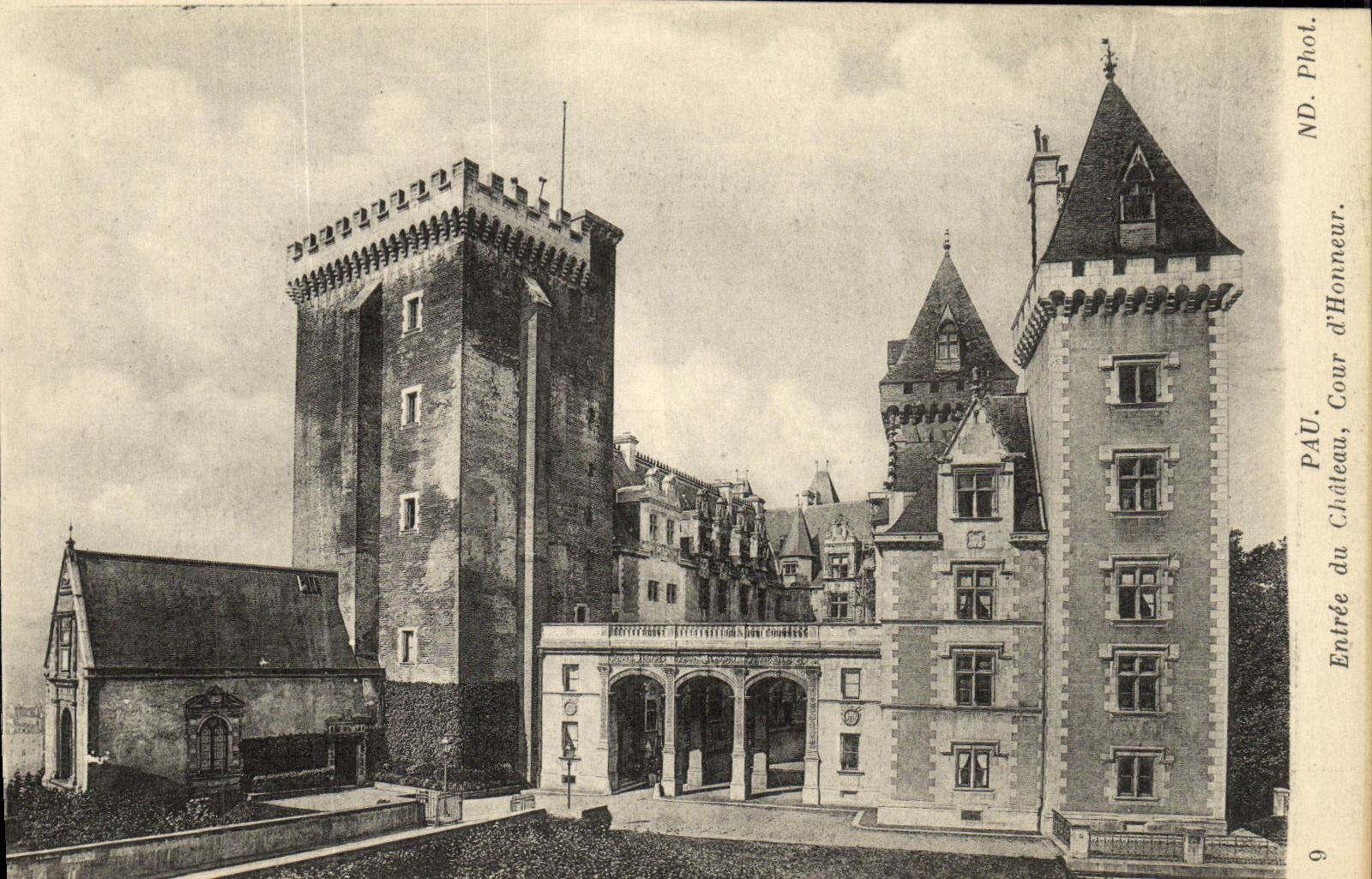 CPA Pau Entre du Chateau Cour d Honneur