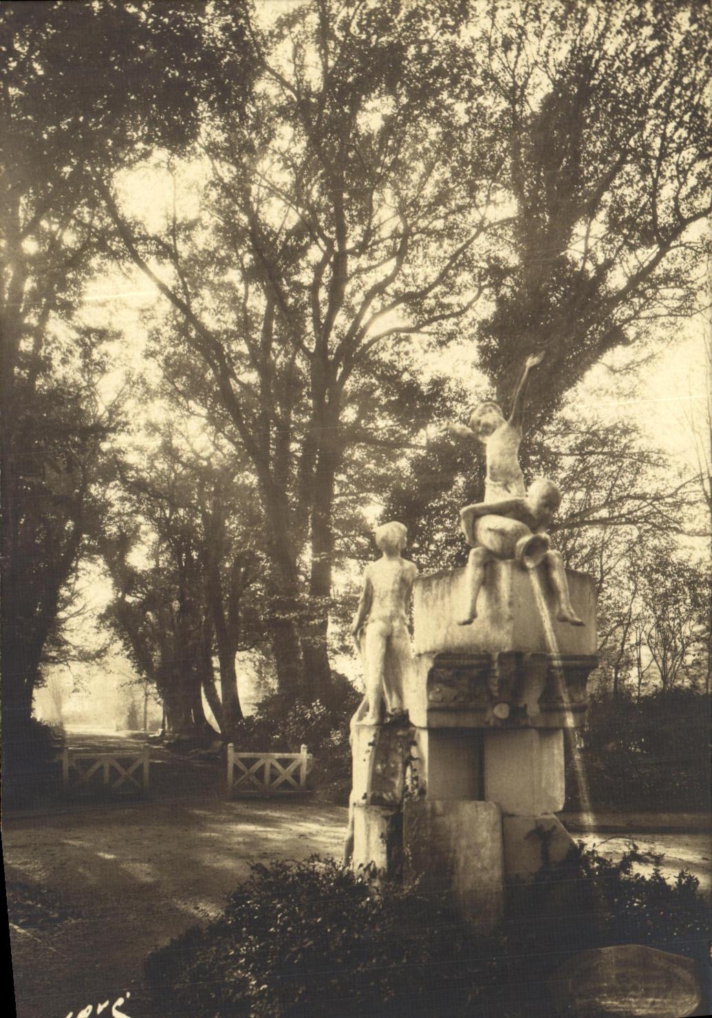 Pau (r.p.) — Au Parc du Palais d'Hiver. La Cascade (Fontaine du statuaire Gabard) — Éditions Jové, Pau, n° 28