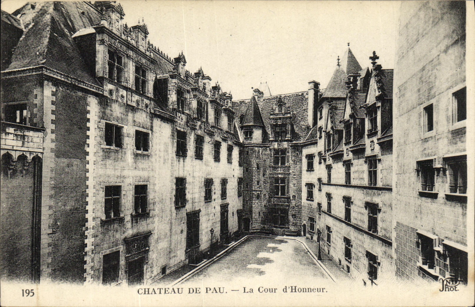 CPA Pau De Chateau La Cour d Honneur