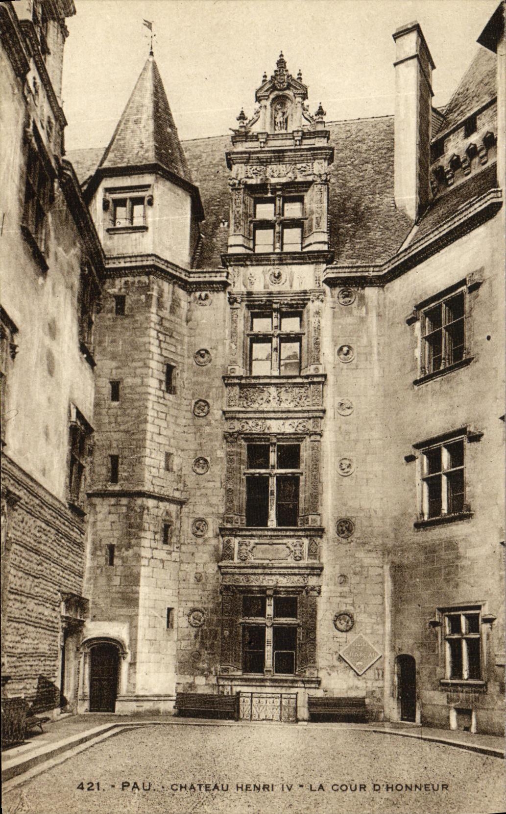 Pau - Château Henri IV - La Cour d'Honneur — Phototypie Labouche Frères, Toulouse, n°421