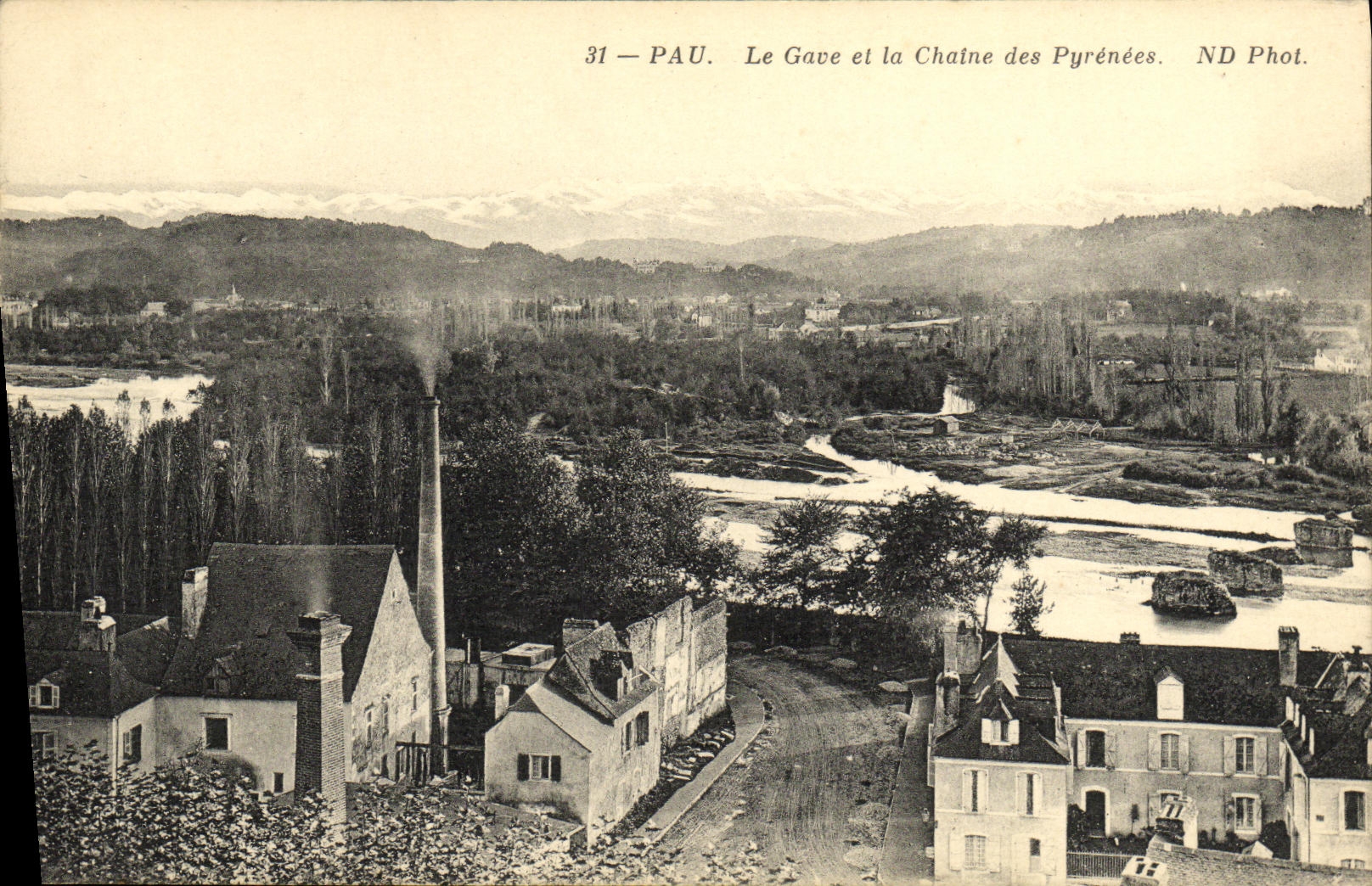 Pau — Le Gave et la Chaîne des Pyrénées — ND Phot.
