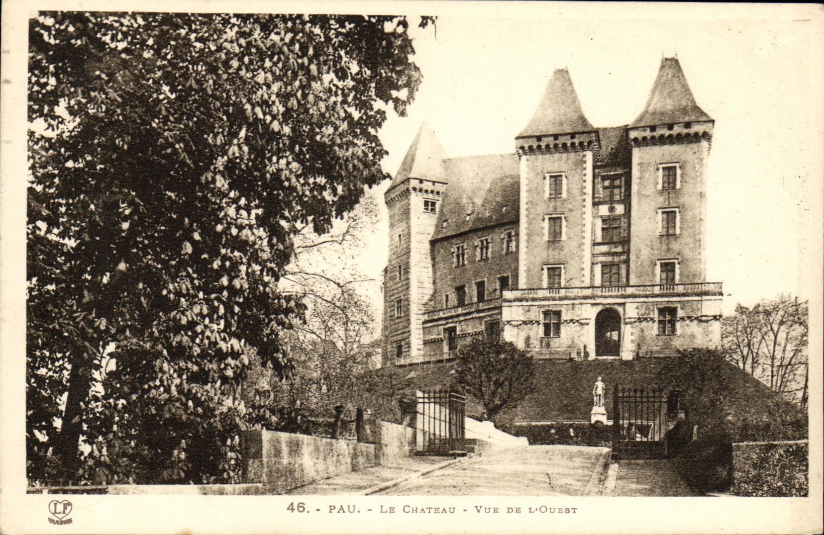 Pau - Schloss - Ansicht von Westen — Verlag L. F. (Nr. 46)