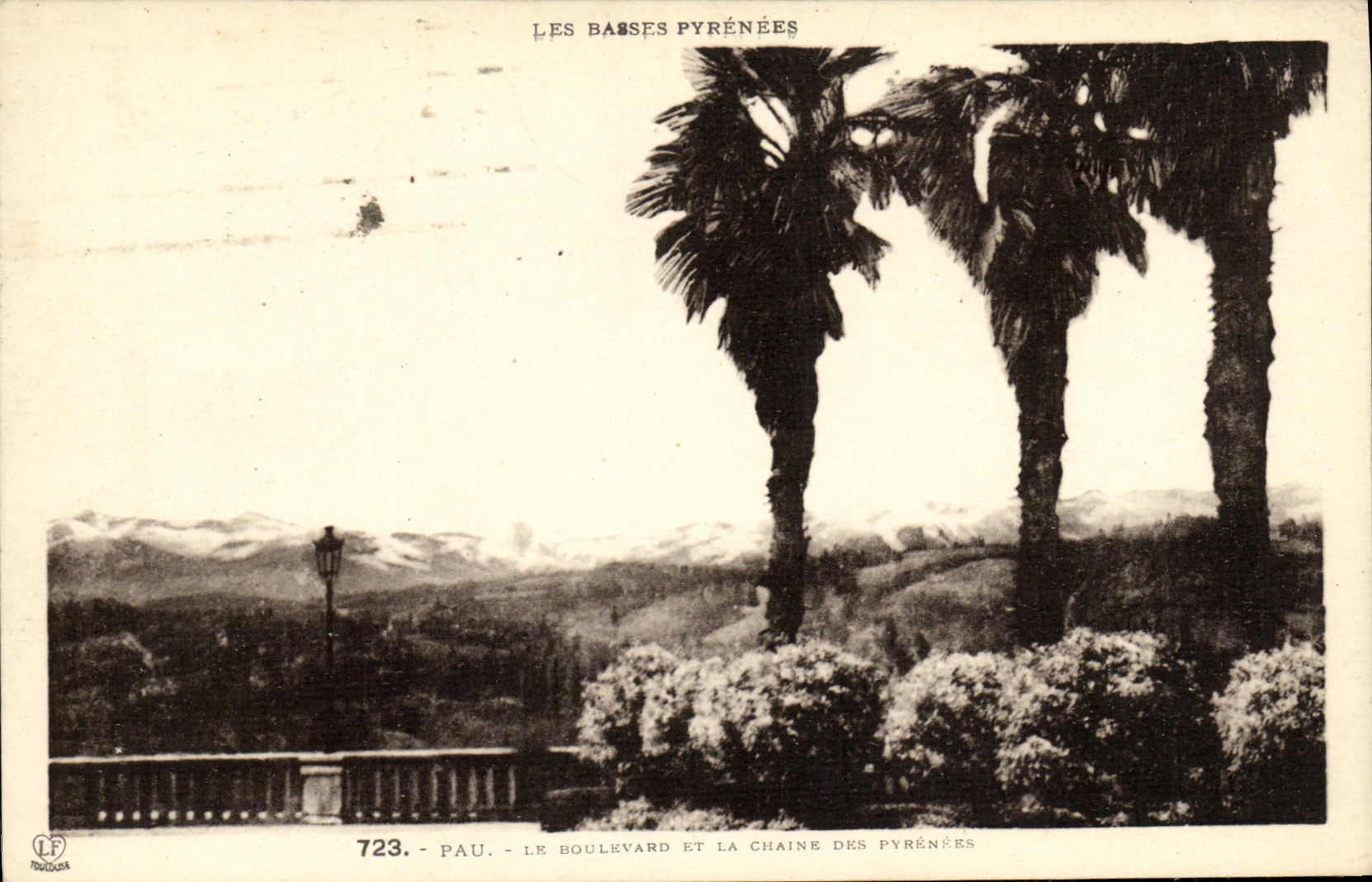 CPA Pau Le Boulevard Et La Chaine Des Pyrenees
