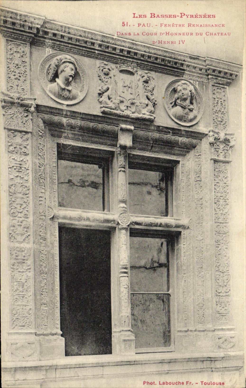 CPA Pau Fenetre Renaissance Dans la cour d honneur du chateau d Henri IV